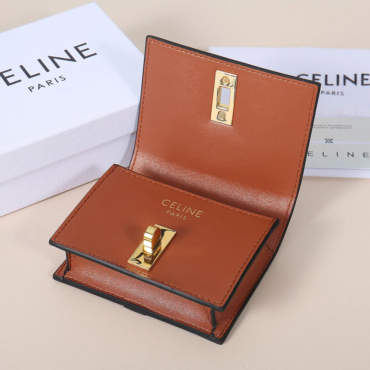 💰130, Celine's new card holder, TRIOMPHE flip card holder, large cowhide with plain microfiber interior, rotating lock closure, 1 thickened main compartment, 2 inner card slots. No.: 10M473 Size: 10.5x8.5x3 cm