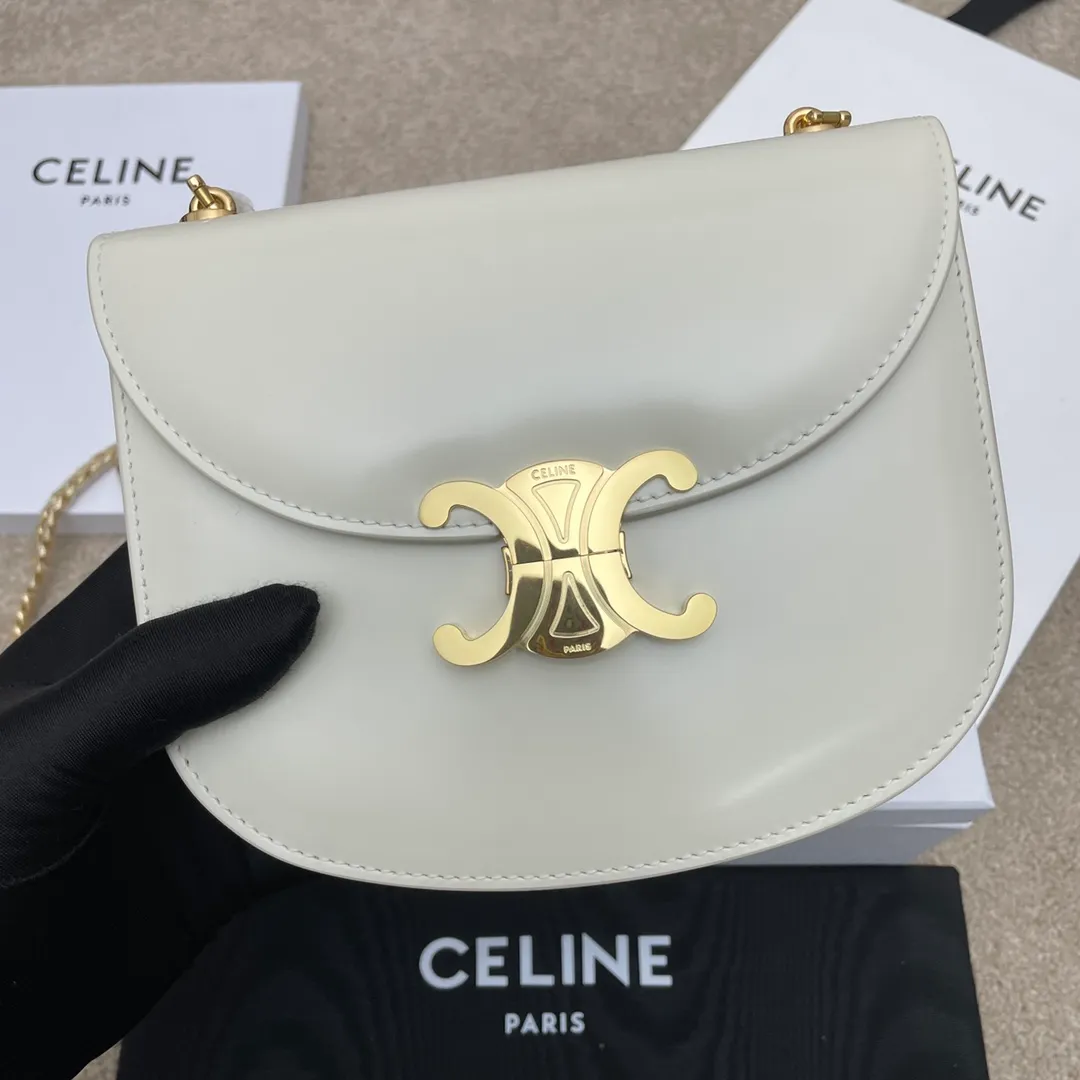 TEEN BESACE TRIOMPHE Chain Glossy Cow Leather Handbag The new Arc de Triomphe saddle bag Teen Besace is also so beautiful [Love] It is different from the previous square bag shape, the curved hem adds a touch of softness, it is also a little playful and cute, and the capacity is also very large. It can fit even pro and max ~ it looks great with skirts and formal wear! ! Cow leather, sheepskin lining, metal TRIOMPHE logo closure, 3 inner compartments, inner zip pocket and flat pocket Model: 110413A Size: 18.5 *16 *6 🌺🌺🌺
