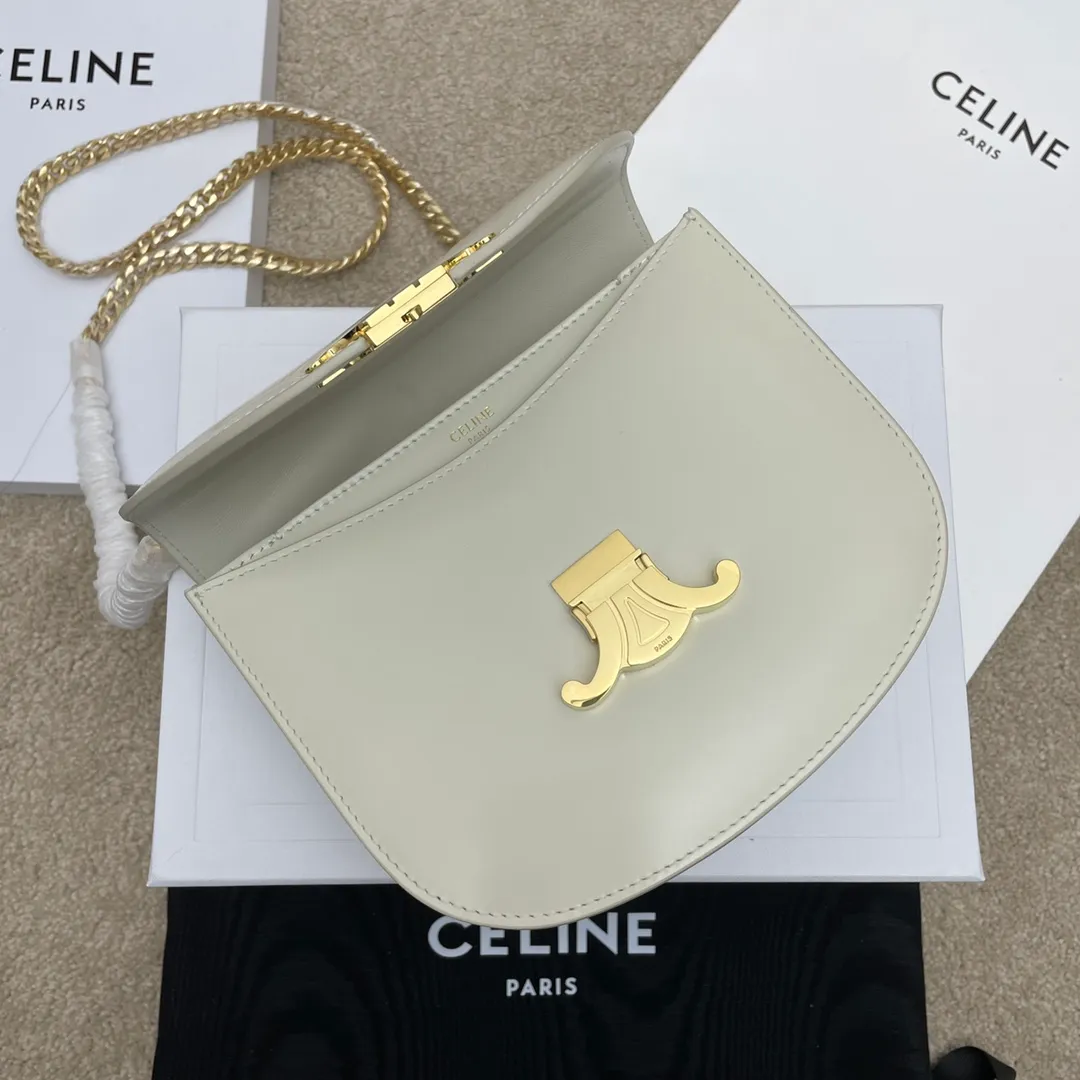 TEEN BESACE TRIOMPHE Chain Glossy Cow Leather Handbag The new Arc de Triomphe saddle bag Teen Besace is also so beautiful [Love] It is different from the previous square bag shape, the curved hem adds a touch of softness, it is also a little playful and cute, and the capacity is also very large. It can fit even pro and max ~ it looks great with skirts and formal wear! ! Cow leather, sheepskin lining, metal TRIOMPHE logo closure, 3 inner compartments, inner zip pocket and flat pocket Model: 110413A Size: 18.5 *16 *6 🌺🌺🌺