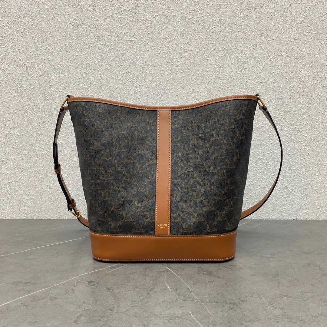 TRIOMPHE FOLCO autumn and winter items A series of classic presbyopia, the classics are still classic, but not outdated. The space is large enough. The material is wear-resistant. Style number: 191132 Coffee medium size: 33×27×18