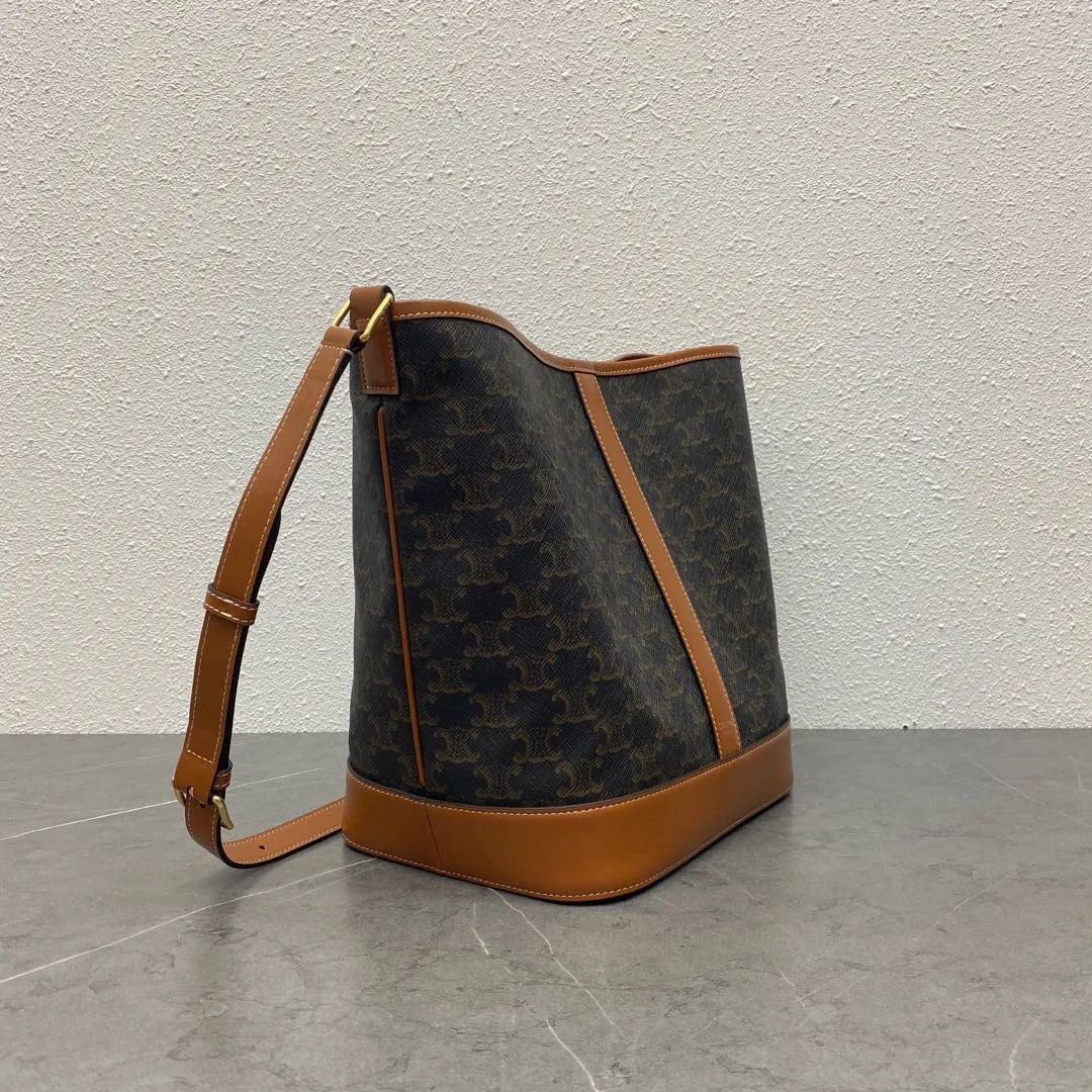 TRIOMPHE FOLCO autumn and winter items A series of classic presbyopia, the classics are still classic, but not outdated. The space is large enough. The material is wear-resistant. Style number: 191132 Coffee medium size: 33×27×18