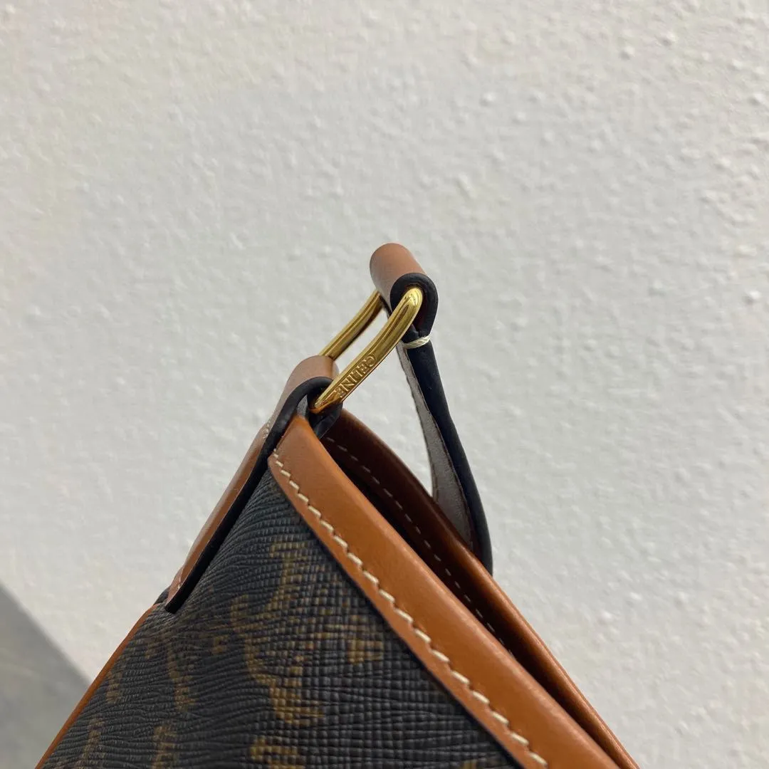 TRIOMPHE FOLCO autumn and winter items A series of classic presbyopia, the classics are still classic, but not outdated. The space is large enough. The material is wear-resistant. Style number: 191132 Coffee medium size: 33×27×18