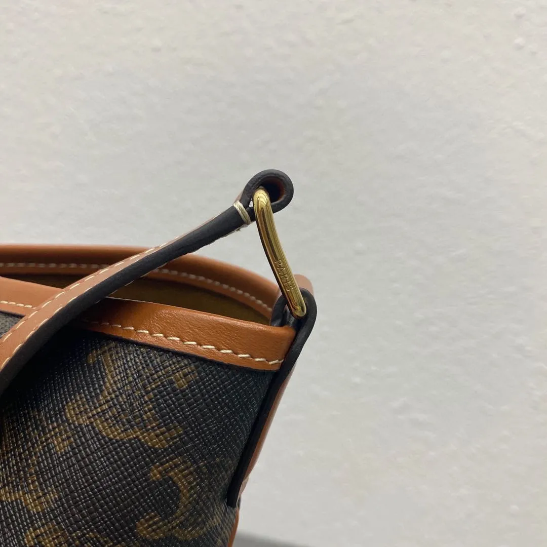 TRIOMPHE FOLCO autumn and winter items A series of classic presbyopia, the classics are still classic, but not outdated. The space is large enough. The material is wear-resistant. Style number: 191132 Coffee medium size: 33×27×18