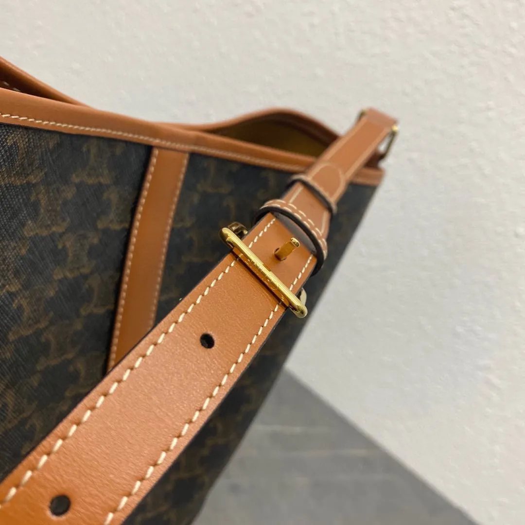TRIOMPHE FOLCO autumn and winter items A series of classic presbyopia, the classics are still classic, but not outdated. The space is large enough. The material is wear-resistant. Style number: 191132 Coffee medium size: 33×27×18