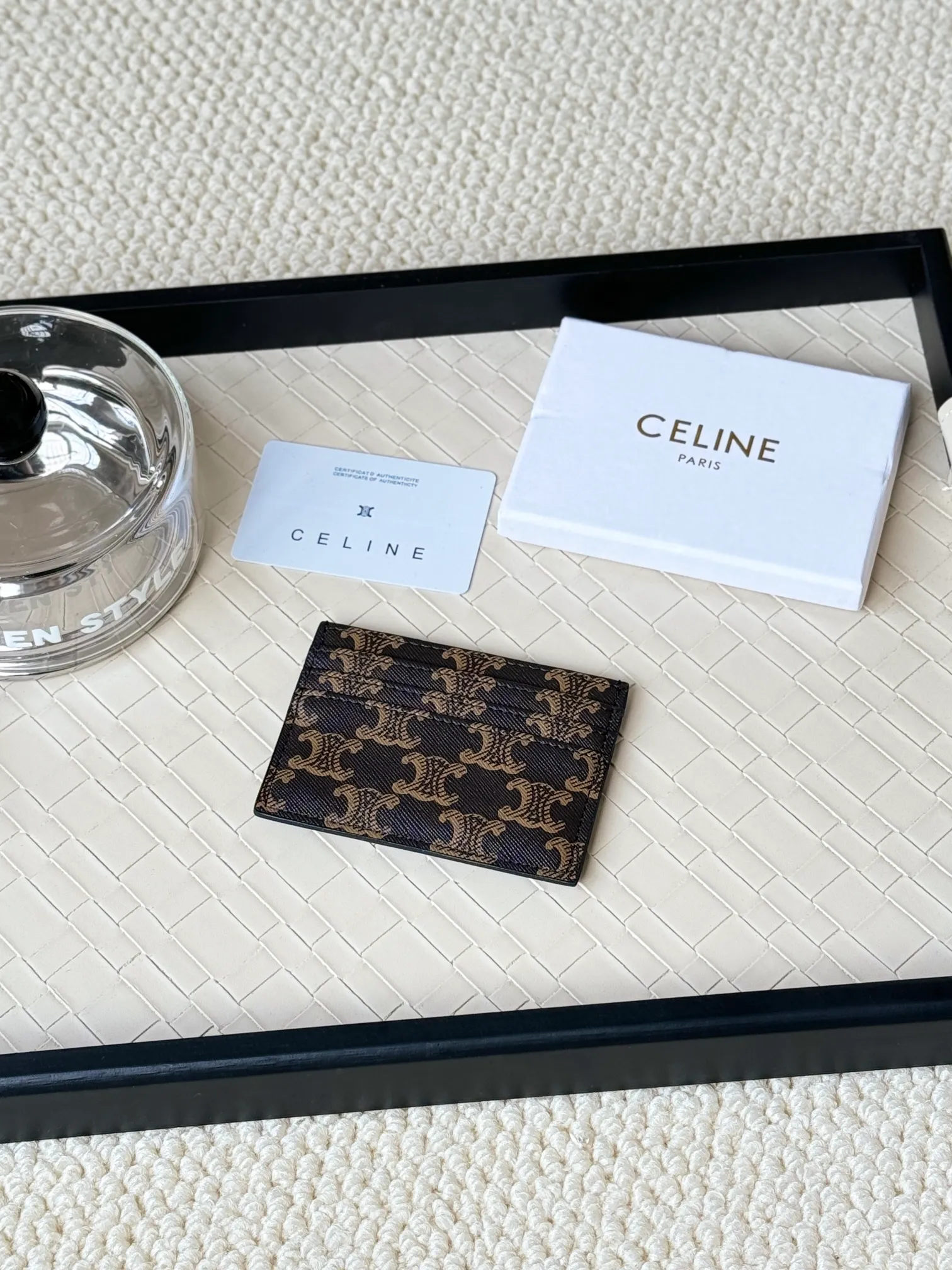 💰100 super mini card holder CELINE's new embossed logo card holder, made of first-layer cowhide, two card slots + one middle pocket Style number: 10L833 Size: 10.5×7cm
