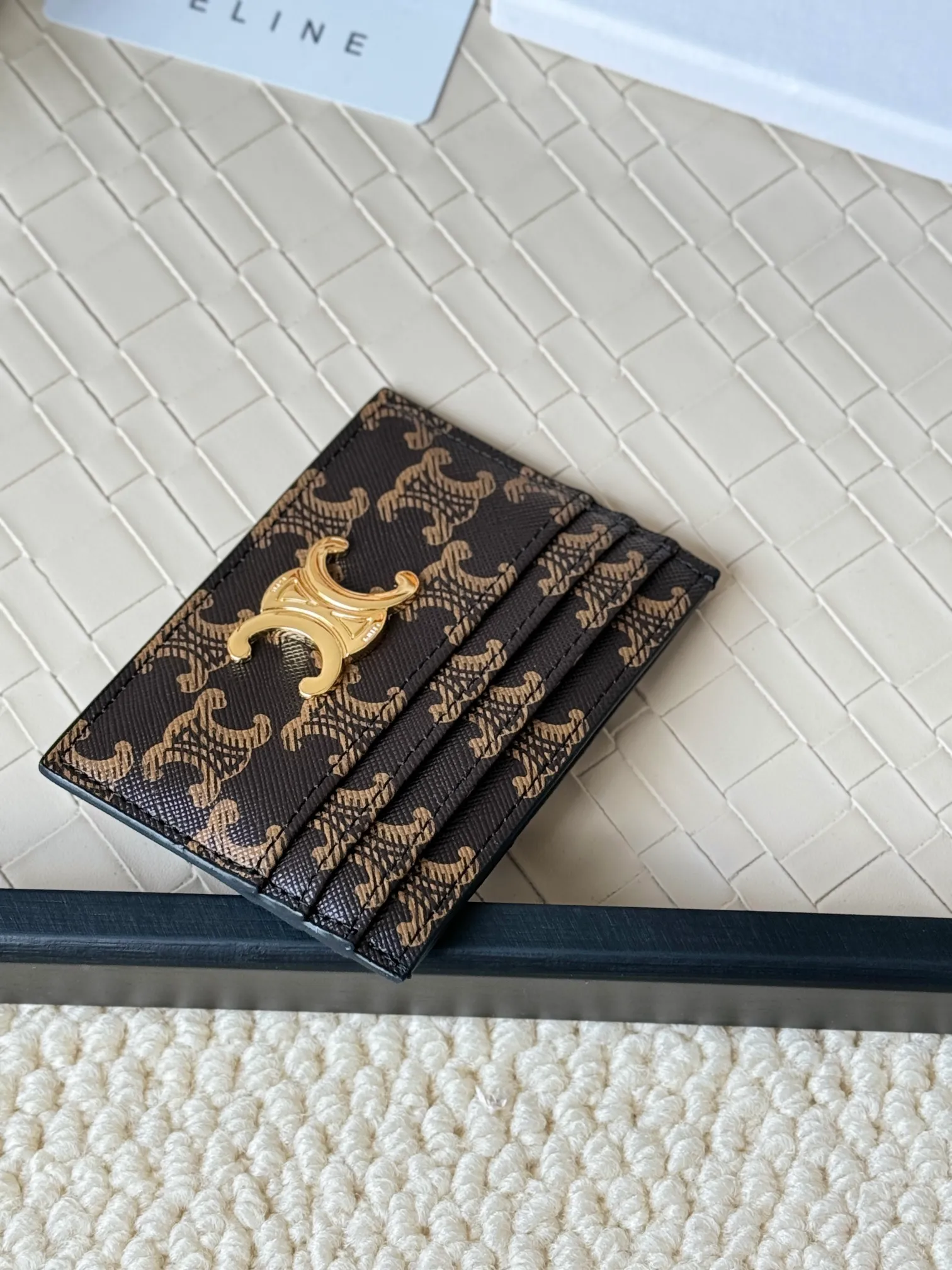 💰100 super mini card holder CELINE's new embossed logo card holder, made of first-layer cowhide, two card slots + one middle pocket Style number: 10L833 Size: 10.5×7cm