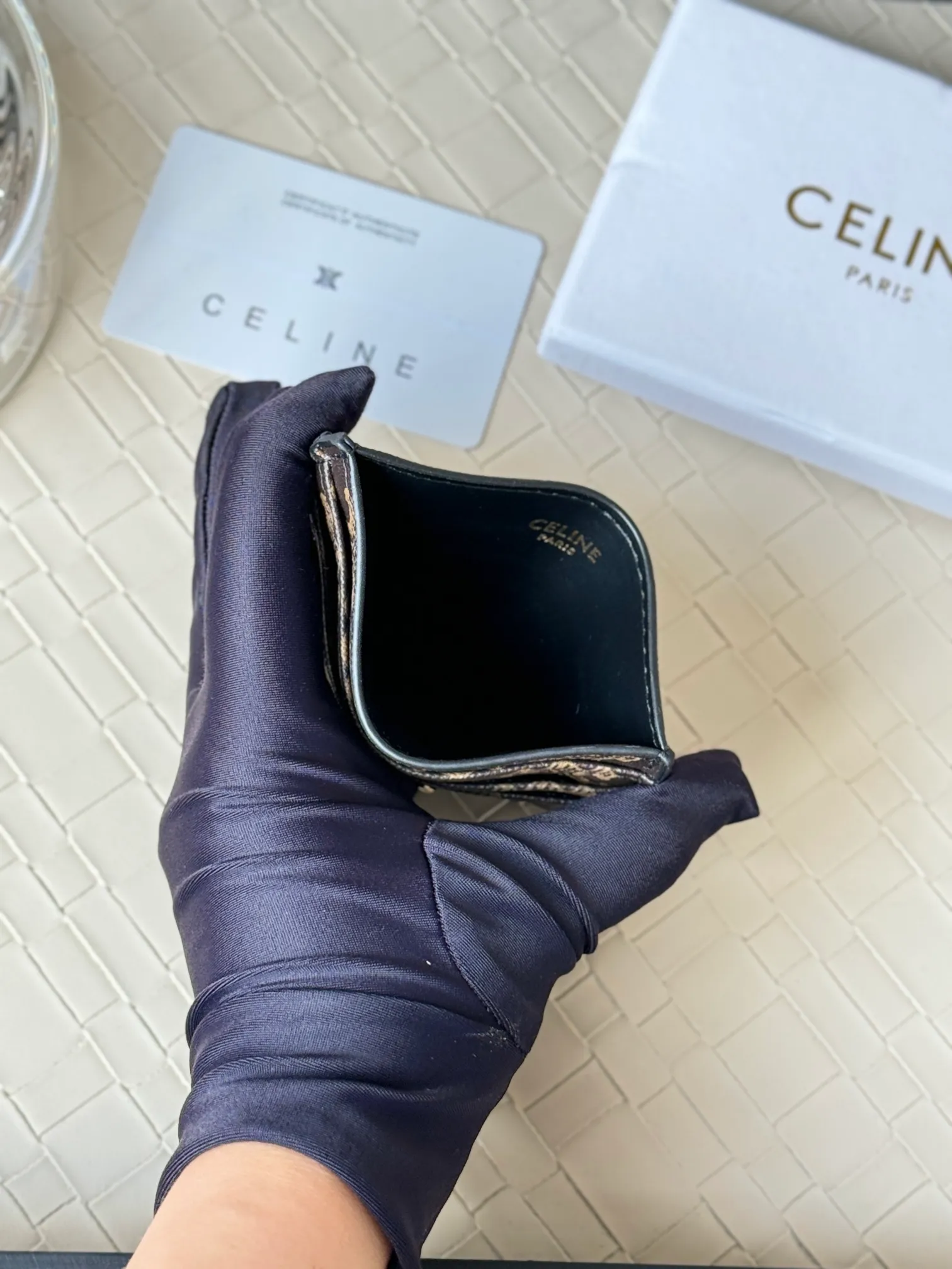 💰100 super mini card holder CELINE's new embossed logo card holder, made of first-layer cowhide, two card slots + one middle pocket Style number: 10L833 Size: 10.5×7cm