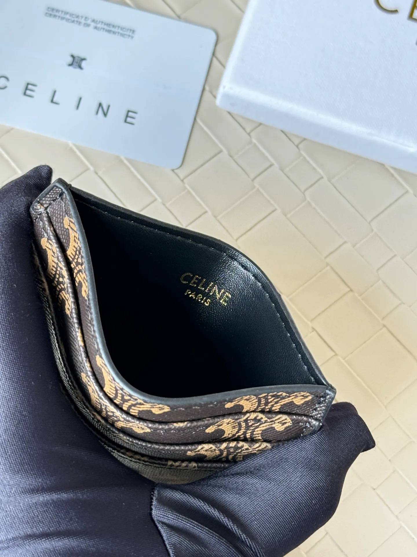 💰100 super mini card holder CELINE's new embossed logo card holder, made of first-layer cowhide, two card slots + one middle pocket Style number: 10L833 Size: 10.5×7cm