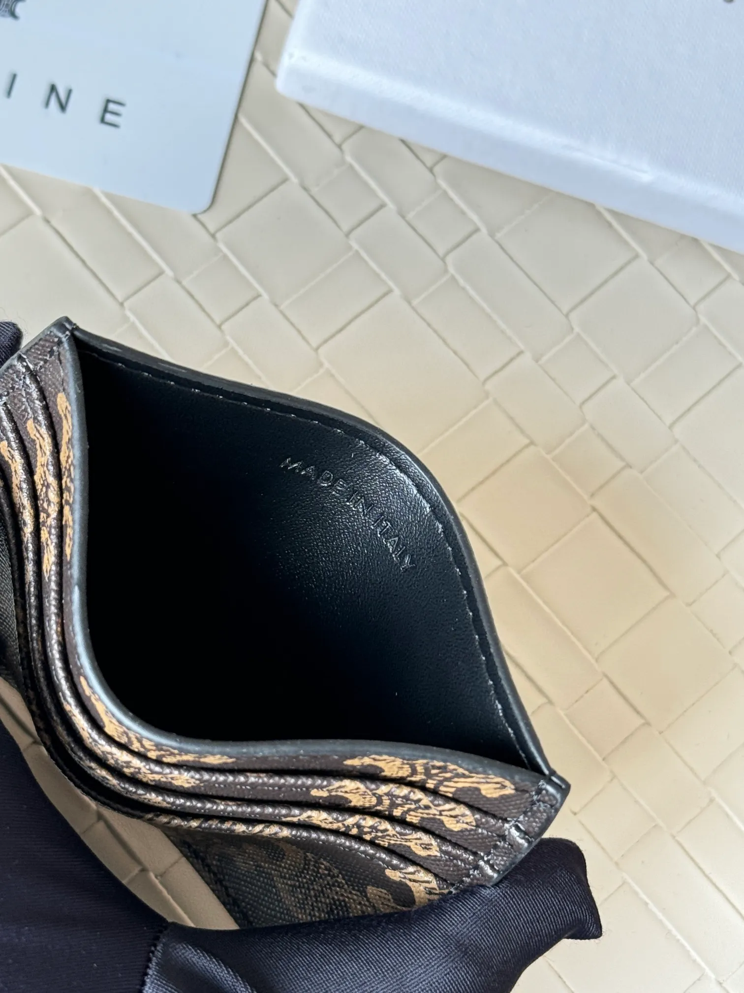 💰100 super mini card holder CELINE's new embossed logo card holder, made of first-layer cowhide, two card slots + one middle pocket Style number: 10L833 Size: 10.5×7cm