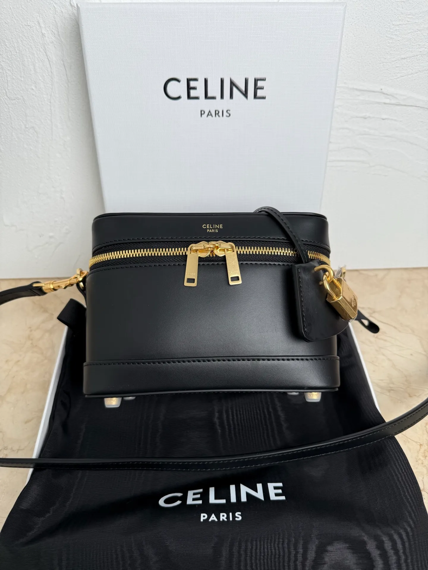 p1500 now ✔️ New product launched CE VANITY cosmetic bag 👛 This classic cosmetic bag is based on MAISON CE cosmetic bag. This season, it is new in the handbag series, and the size is very good. The cosmetic bag is practical, versatile and exquisite, and the name comes from its CE shape. CE VANITY launches natural calfskin for the first season, CE’s most noble original leather, with a strong texture and the ability to create a delicate and distinct structure! The chains of the Arc de Triomphe were inspired. Tan leather trim is a feature of CE TRIOMPHE CANVAS! 🔍Model: 119463 Size: 18x10x13cm