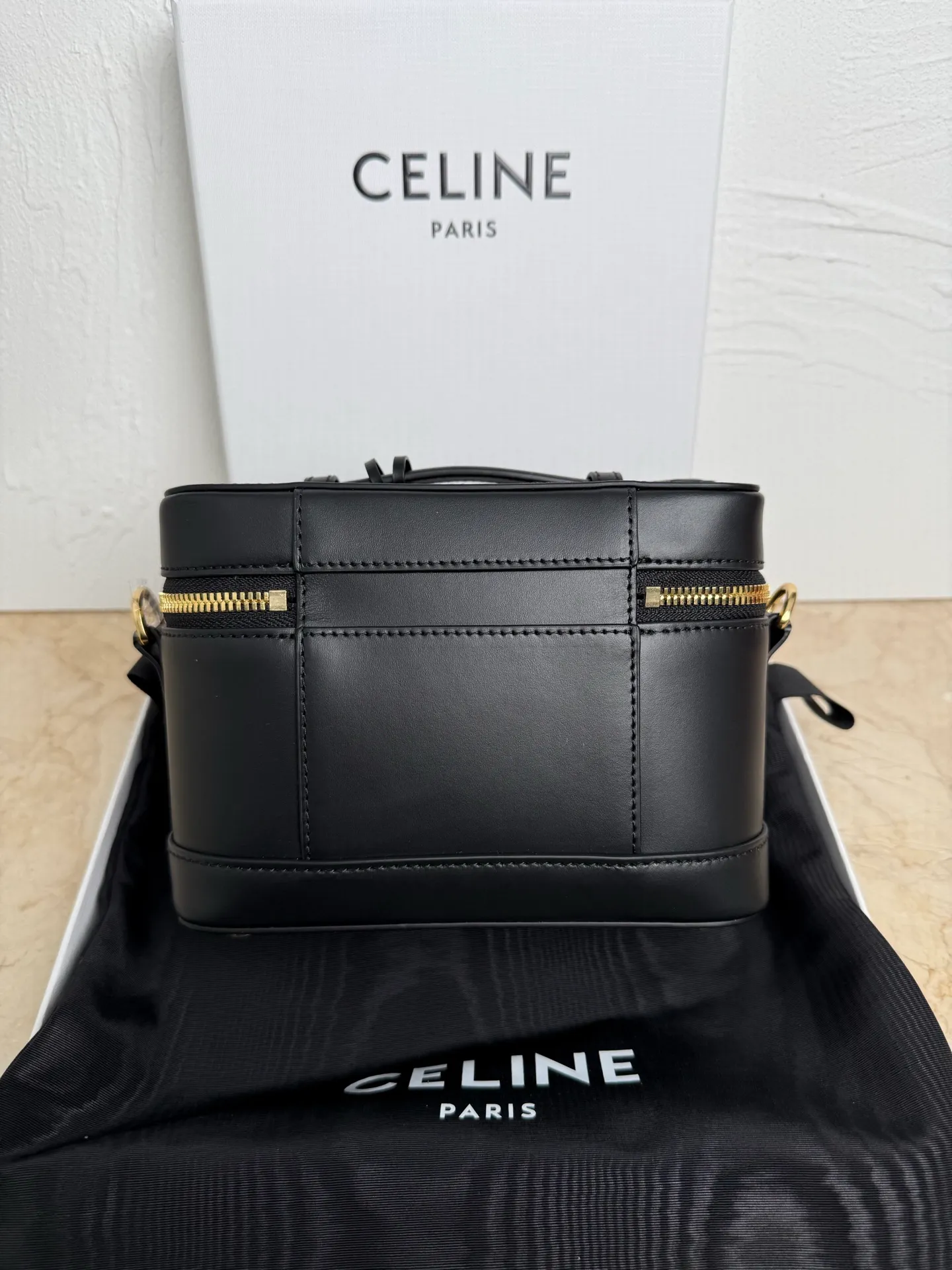 p1500 now ✔️ New product launched CE VANITY cosmetic bag 👛 This classic cosmetic bag is based on MAISON CE cosmetic bag. This season, it is new in the handbag series, and the size is very good. The cosmetic bag is practical, versatile and exquisite, and the name comes from its CE shape. CE VANITY launches natural calfskin for the first season, CE’s most noble original leather, with a strong texture and the ability to create a delicate and distinct structure! The chains of the Arc de Triomphe were inspired. Tan leather trim is a feature of CE TRIOMPHE CANVAS! 🔍Model: 119463 Size: 18x10x13cm