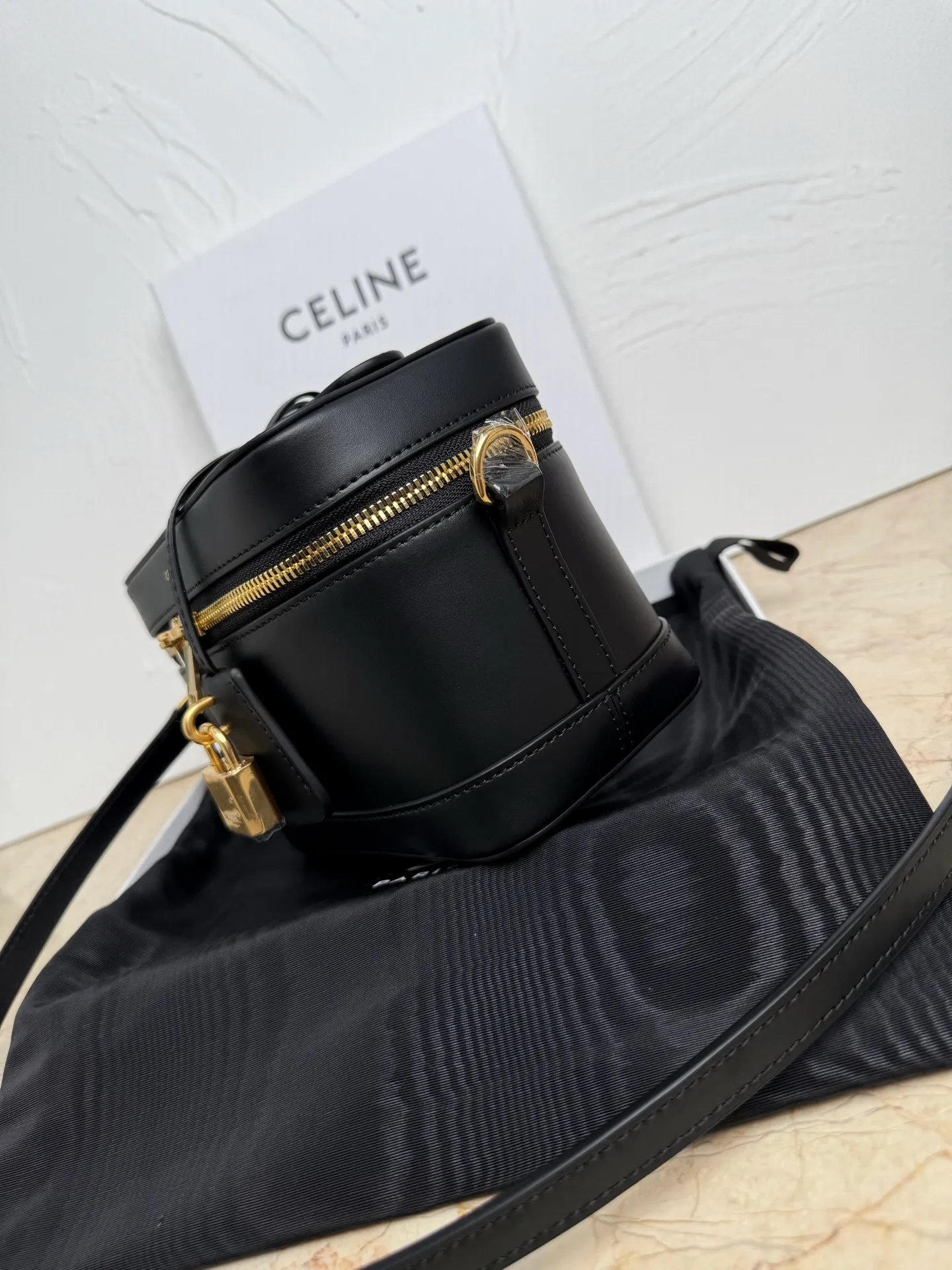 p1500 now ✔️ New product launched CE VANITY cosmetic bag 👛 This classic cosmetic bag is based on MAISON CE cosmetic bag. This season, it is new in the handbag series, and the size is very good. The cosmetic bag is practical, versatile and exquisite, and the name comes from its CE shape. CE VANITY launches natural calfskin for the first season, CE’s most noble original leather, with a strong texture and the ability to create a delicate and distinct structure! The chains of the Arc de Triomphe were inspired. Tan leather trim is a feature of CE TRIOMPHE CANVAS! 🔍Model: 119463 Size: 18x10x13cm