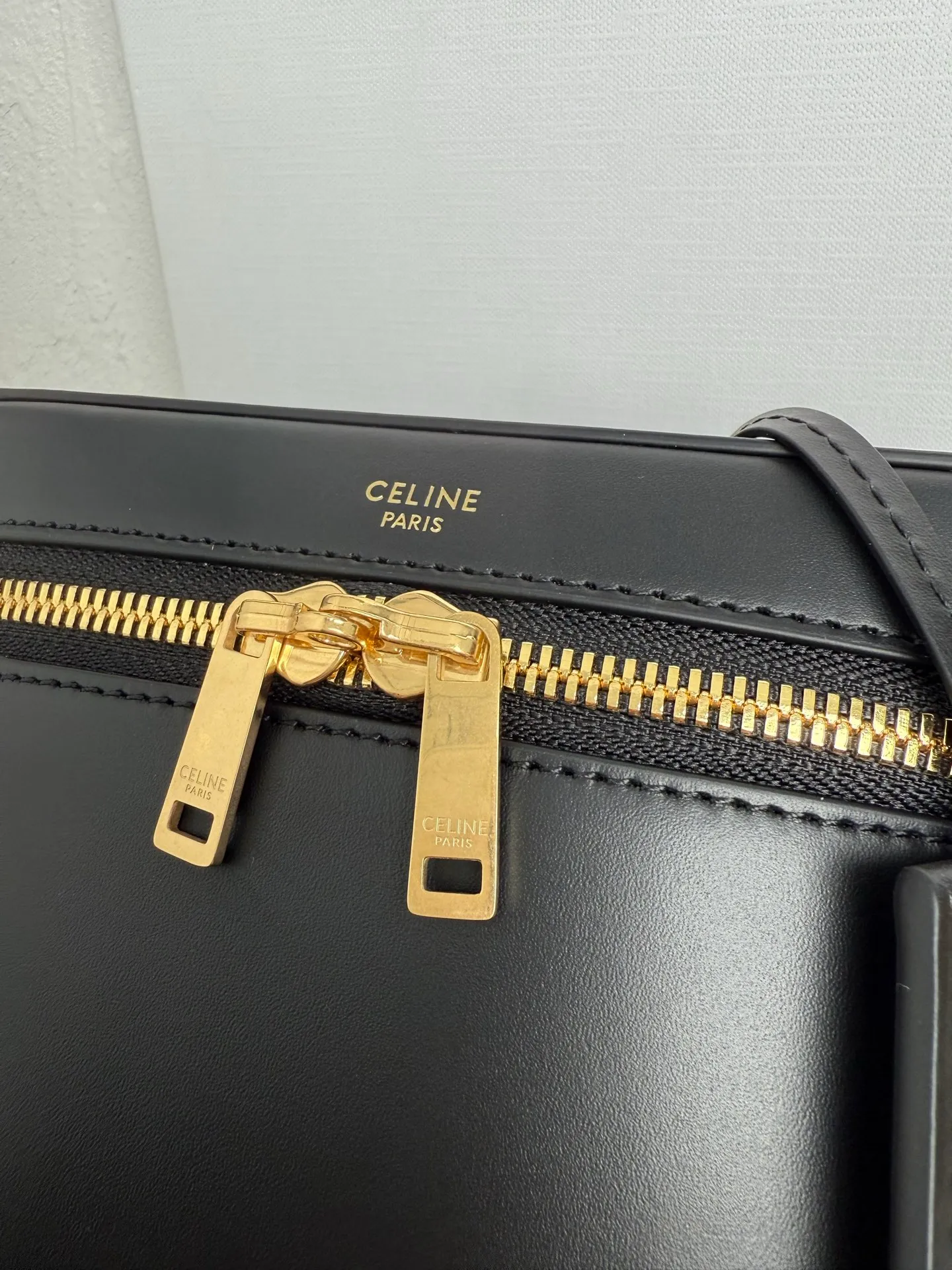 p1500 now ✔️ New product launched CE VANITY cosmetic bag 👛 This classic cosmetic bag is based on MAISON CE cosmetic bag. This season, it is new in the handbag series, and the size is very good. The cosmetic bag is practical, versatile and exquisite, and the name comes from its CE shape. CE VANITY launches natural calfskin for the first season, CE’s most noble original leather, with a strong texture and the ability to create a delicate and distinct structure! The chains of the Arc de Triomphe were inspired. Tan leather trim is a feature of CE TRIOMPHE CANVAS! 🔍Model: 119463 Size: 18x10x13cm