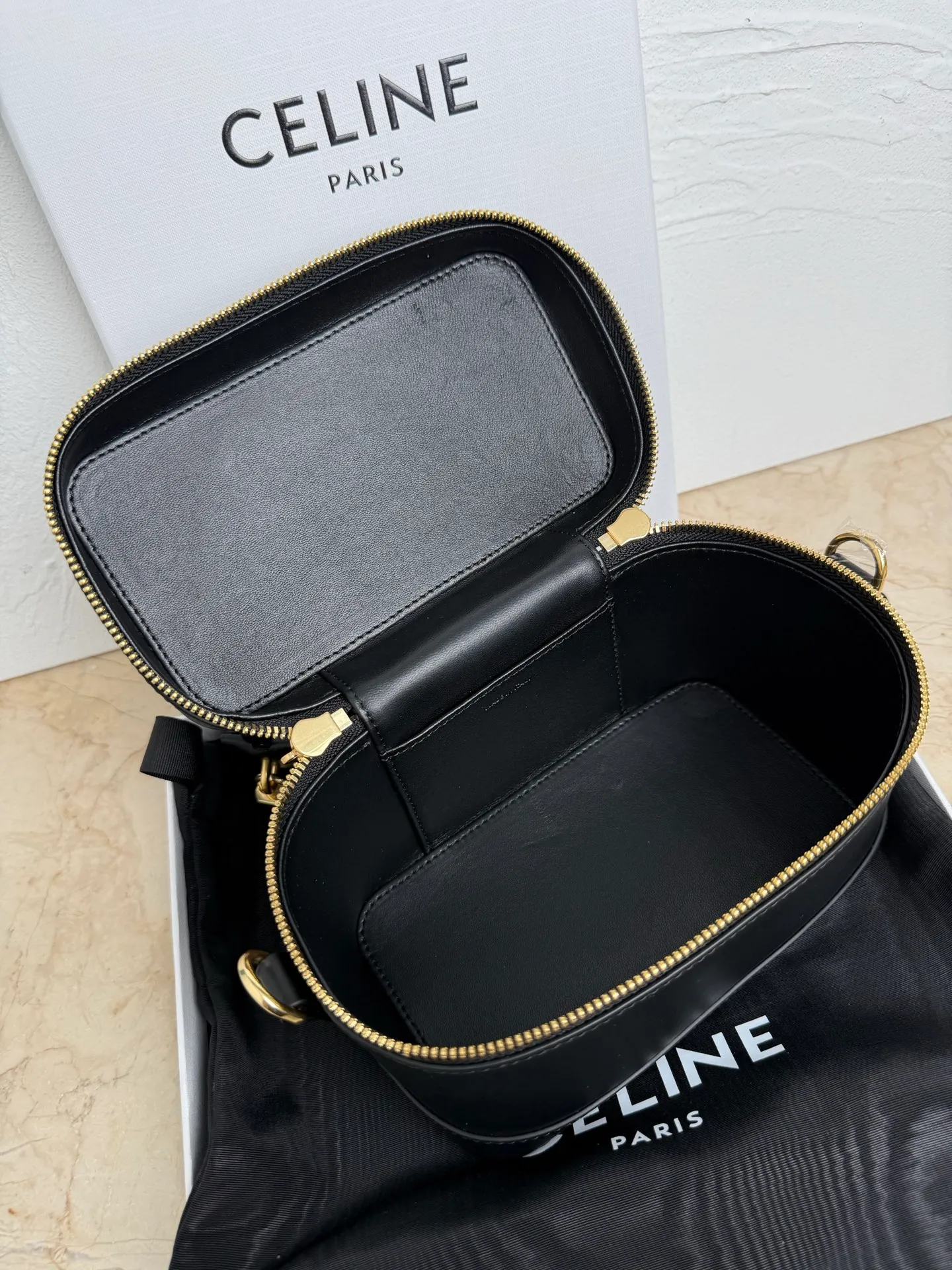p1500 now ✔️ New product launched CE VANITY cosmetic bag 👛 This classic cosmetic bag is based on MAISON CE cosmetic bag. This season, it is new in the handbag series, and the size is very good. The cosmetic bag is practical, versatile and exquisite, and the name comes from its CE shape. CE VANITY launches natural calfskin for the first season, CE’s most noble original leather, with a strong texture and the ability to create a delicate and distinct structure! The chains of the Arc de Triomphe were inspired. Tan leather trim is a feature of CE TRIOMPHE CANVAS! 🔍Model: 119463 Size: 18x10x13cm