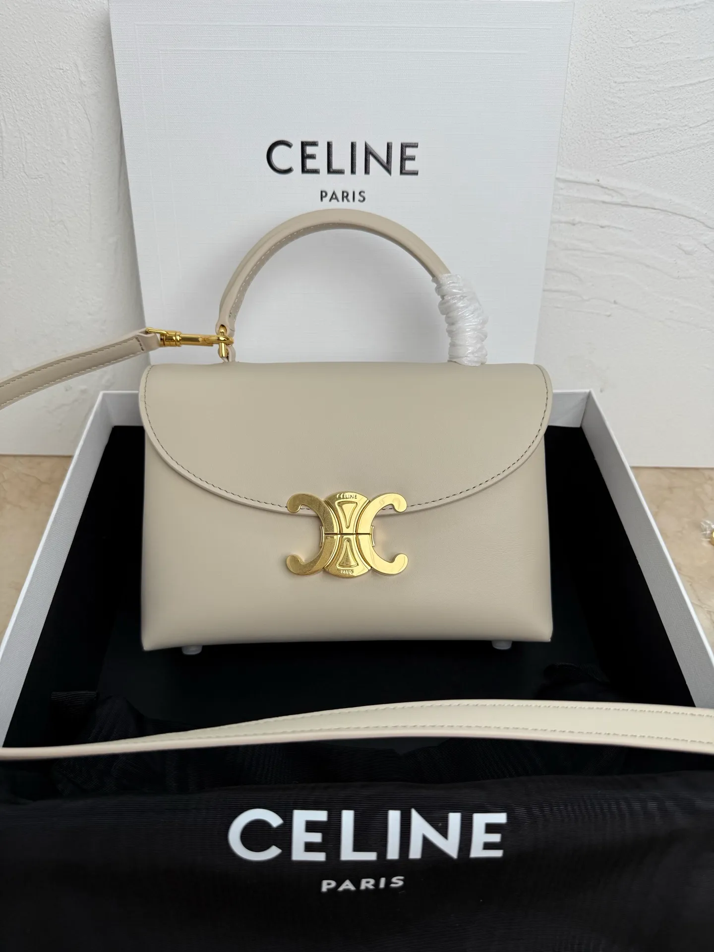 p1500 new product online 🅰️🅰️CE Arc de Triomphe kelly handbag 👜 The new Arc de Triomphe storage bag is full of high-end feeling! Simple and exquisite outline, whether it is calm black, low-key brown, classic presbyopia color scheme, etc... all exude an unparalleled sense of luxury ❤️ The lines of kelly's classic shape are simple and elegant, without unnecessary decoration, showing the aesthetic charm🫶🏻 Style number: 118113 Size: 20.5x13x8 (with original packaging)