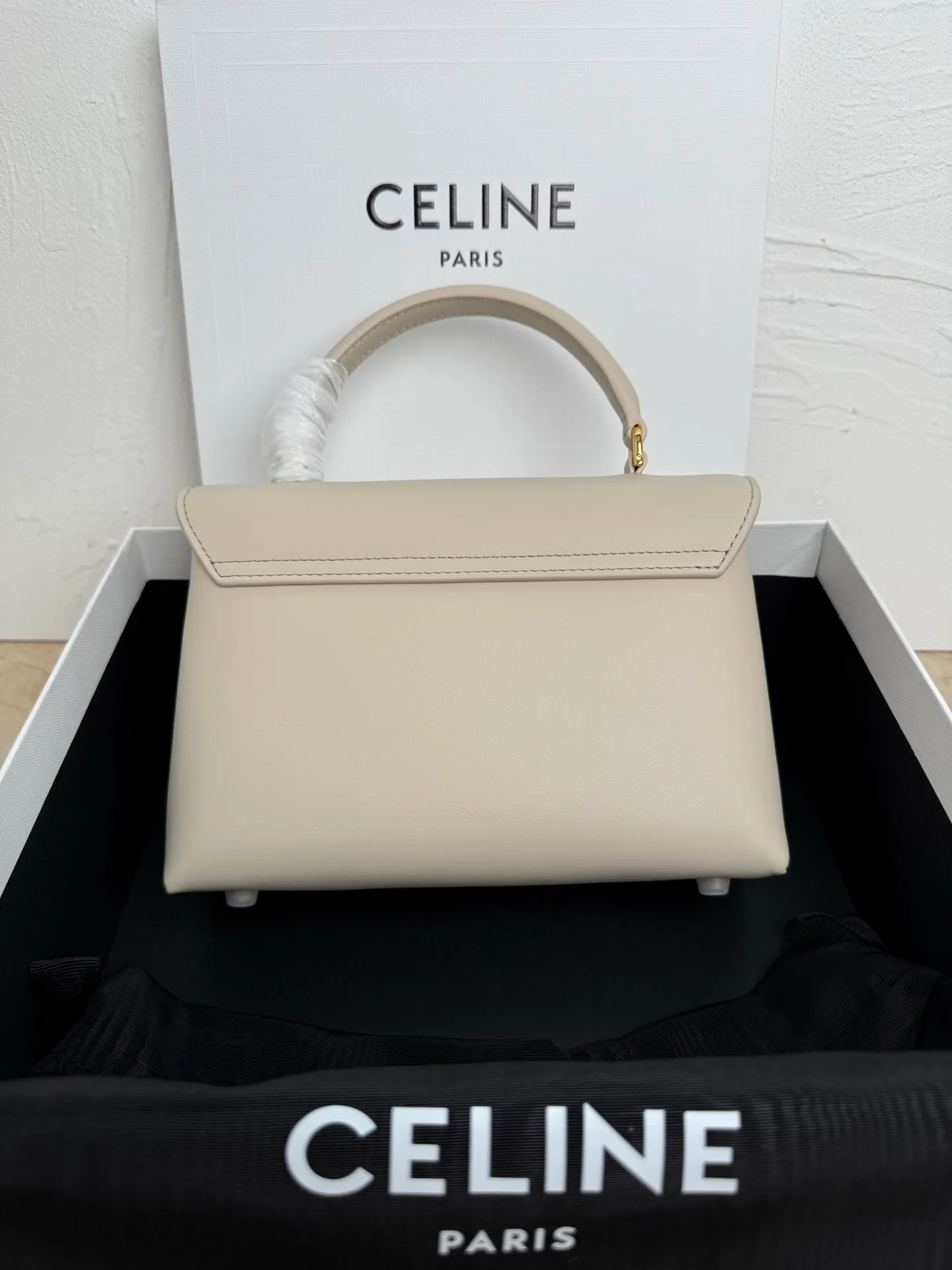 p1500 new product online 🅰️🅰️CE Arc de Triomphe kelly handbag 👜 The new Arc de Triomphe storage bag is full of high-end feeling! Simple and exquisite outline, whether it is calm black, low-key brown, classic presbyopia color scheme, etc... all exude an unparalleled sense of luxury ❤️ The lines of kelly's classic shape are simple and elegant, without unnecessary decoration, showing the aesthetic charm🫶🏻 Style number: 118113 Size: 20.5x13x8 (with original packaging)