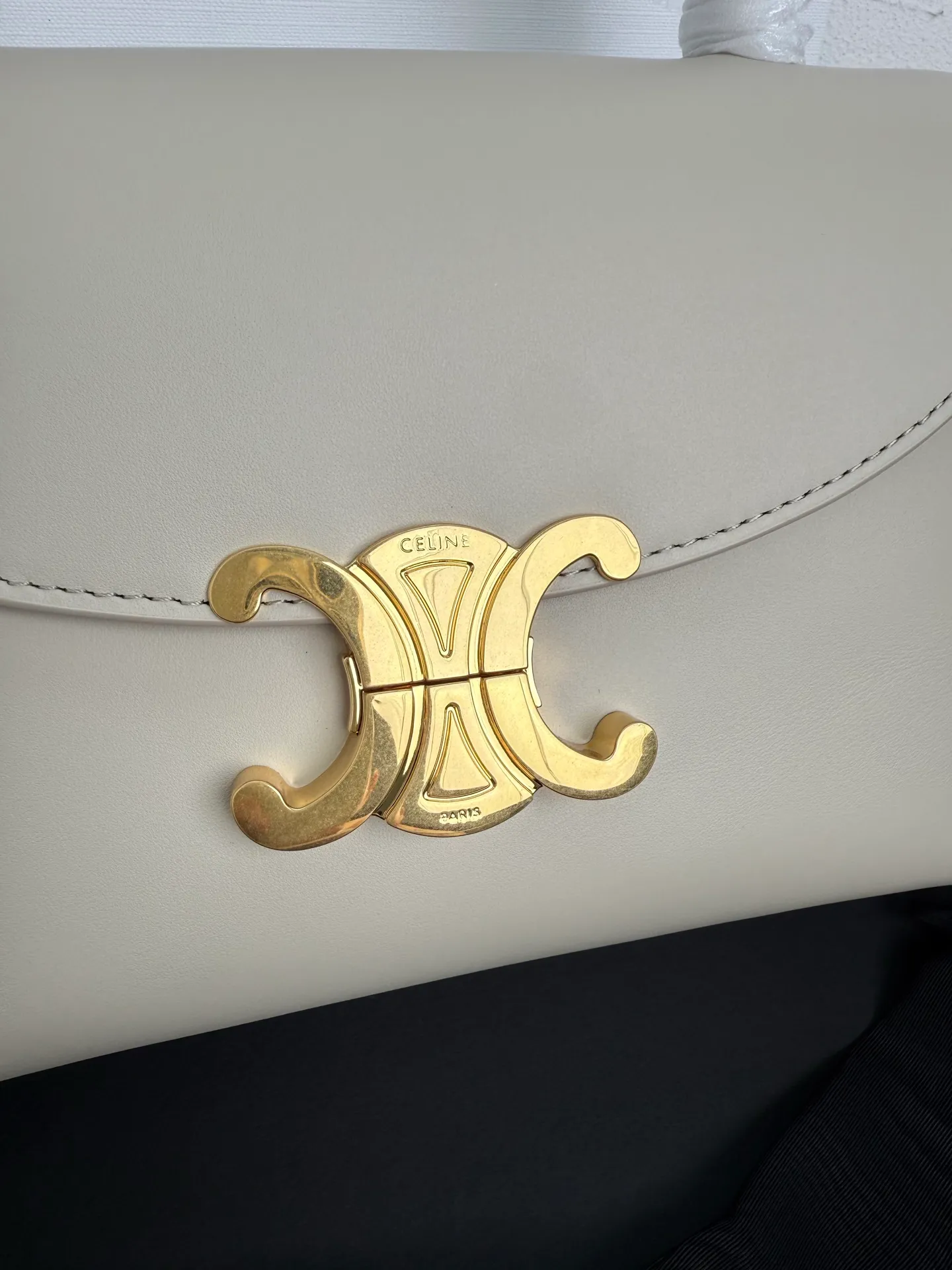 p1500 new product online 🅰️🅰️CE Arc de Triomphe kelly handbag 👜 The new Arc de Triomphe storage bag is full of high-end feeling! Simple and exquisite outline, whether it is calm black, low-key brown, classic presbyopia color scheme, etc... all exude an unparalleled sense of luxury ❤️ The lines of kelly's classic shape are simple and elegant, without unnecessary decoration, showing the aesthetic charm🫶🏻 Style number: 118113 Size: 20.5x13x8 (with original packaging)