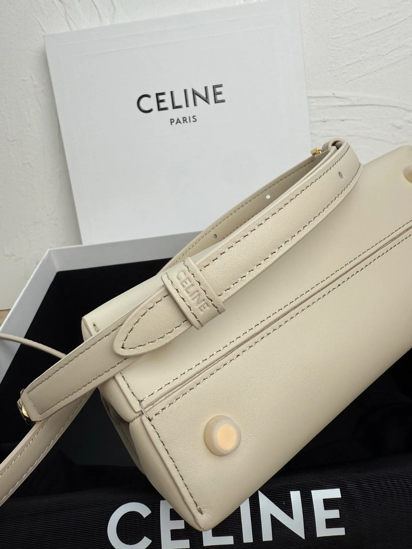 p1500 new product online 🅰️🅰️CE Arc de Triomphe kelly handbag 👜 The new Arc de Triomphe storage bag is full of high-end feeling! Simple and exquisite outline, whether it is calm black, low-key brown, classic presbyopia color scheme, etc... all exude an unparalleled sense of luxury ❤️ The lines of kelly's classic shape are simple and elegant, without unnecessary decoration, showing the aesthetic charm🫶🏻 Style number: 118113 Size: 20.5x13x8 (with original packaging)