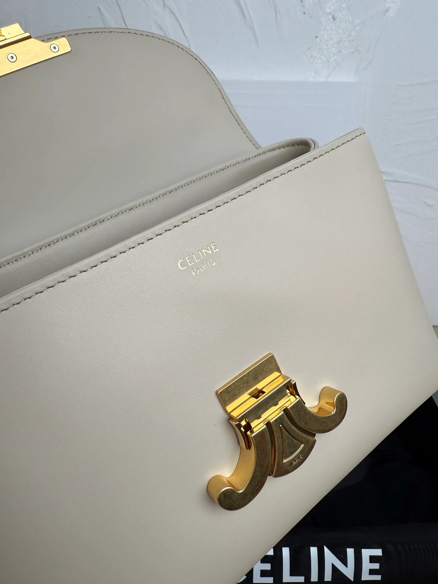 p1500 new product online 🅰️🅰️CE Arc de Triomphe kelly handbag 👜 The new Arc de Triomphe storage bag is full of high-end feeling! Simple and exquisite outline, whether it is calm black, low-key brown, classic presbyopia color scheme, etc... all exude an unparalleled sense of luxury ❤️ The lines of kelly's classic shape are simple and elegant, without unnecessary decoration, showing the aesthetic charm🫶🏻 Style number: 118113 Size: 20.5x13x8 (with original packaging)
