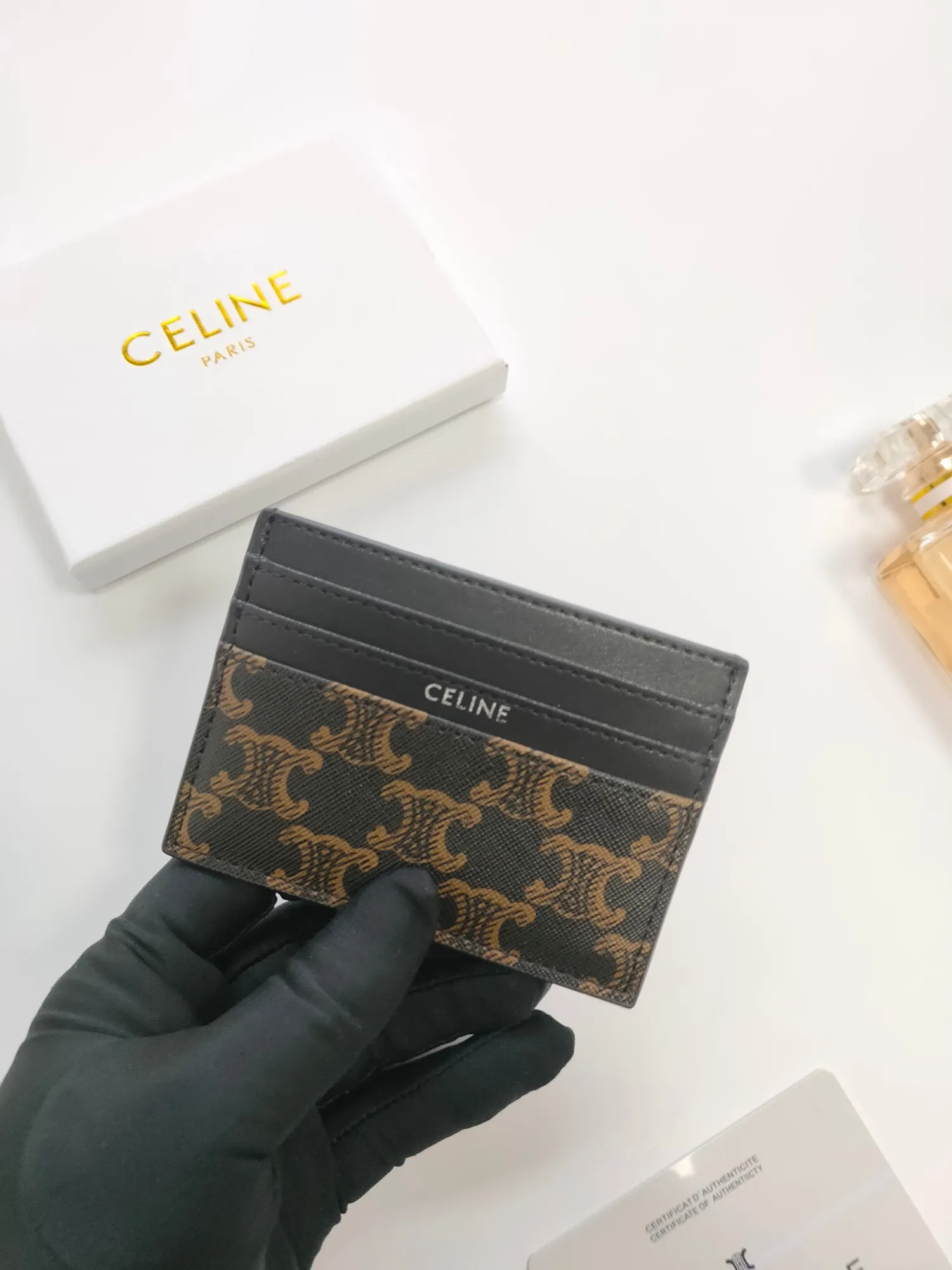 💰100💰CELINE's new embossed logo card holder, made of first-layer cowhide, two card slots + one middle pocket. Style number: 10L833 Size: 10.5×7cm
