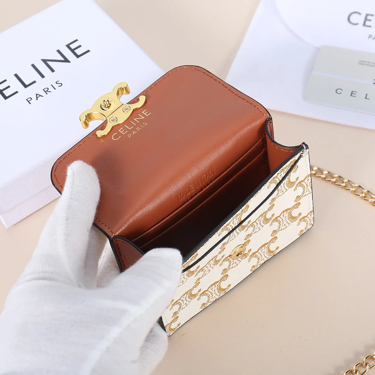 💰170, Celine's new chain TRIOMPHE business card bag, can be worn cross-body, classic pattern large surface with plain microfiber, gold finish TRIOMPHE metal snap closure, 1 thickened main compartment, 3 inner card slots. No.: 10N062 Size: 10.5x8.5x3 cm