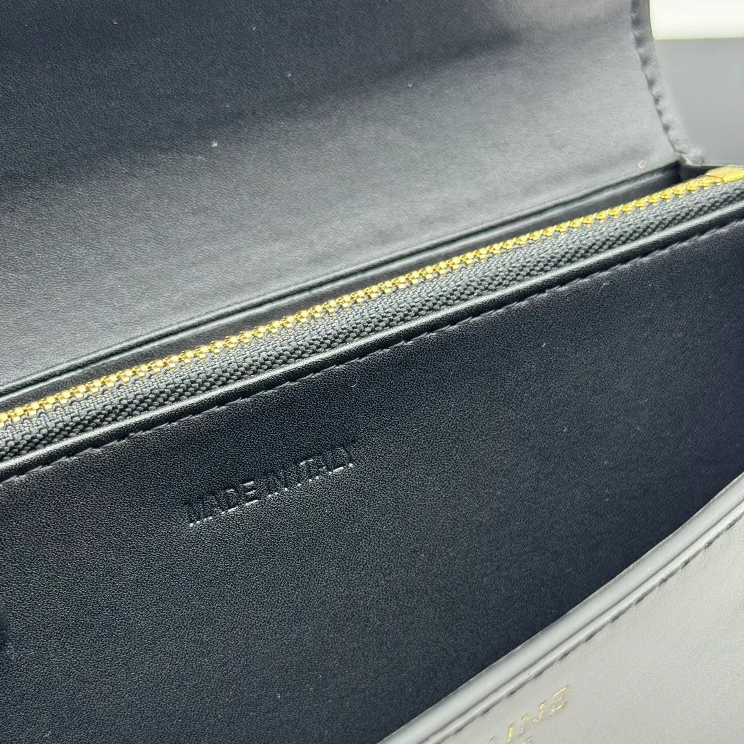 💰210 💎Upgraded original version💖 With top layer leather 𝗖𝗘𝗟𝗜𝗡𝗘 | 𝗧𝗥𝗜𝗢𝗠𝗣𝗛𝗘 Celine Arc de Triomphe Wallet💖 TRIOMPHE metallic snap button, 1 zipper pocket, 2 gusset partitions, 1 flat pocket, 12 card slots. Style number: C10E313 Size: 19X10