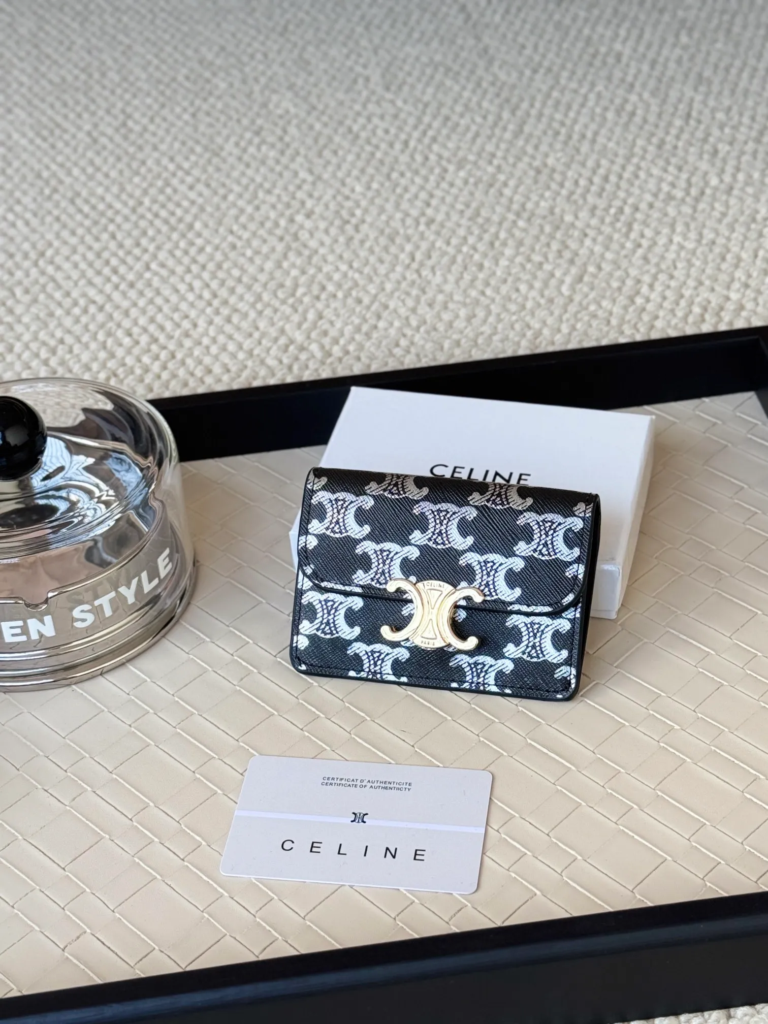 💰130 Celine's new card holder is online, ce's new classic card holder, with cow leather interior and triomphe snap closure, with 4 card slots inside and 1 outside card slot. It is easy to carry when going out, looks and wear-resistant, and is super light weight! Style number: 10L583 Size: 10.5x7x1cm