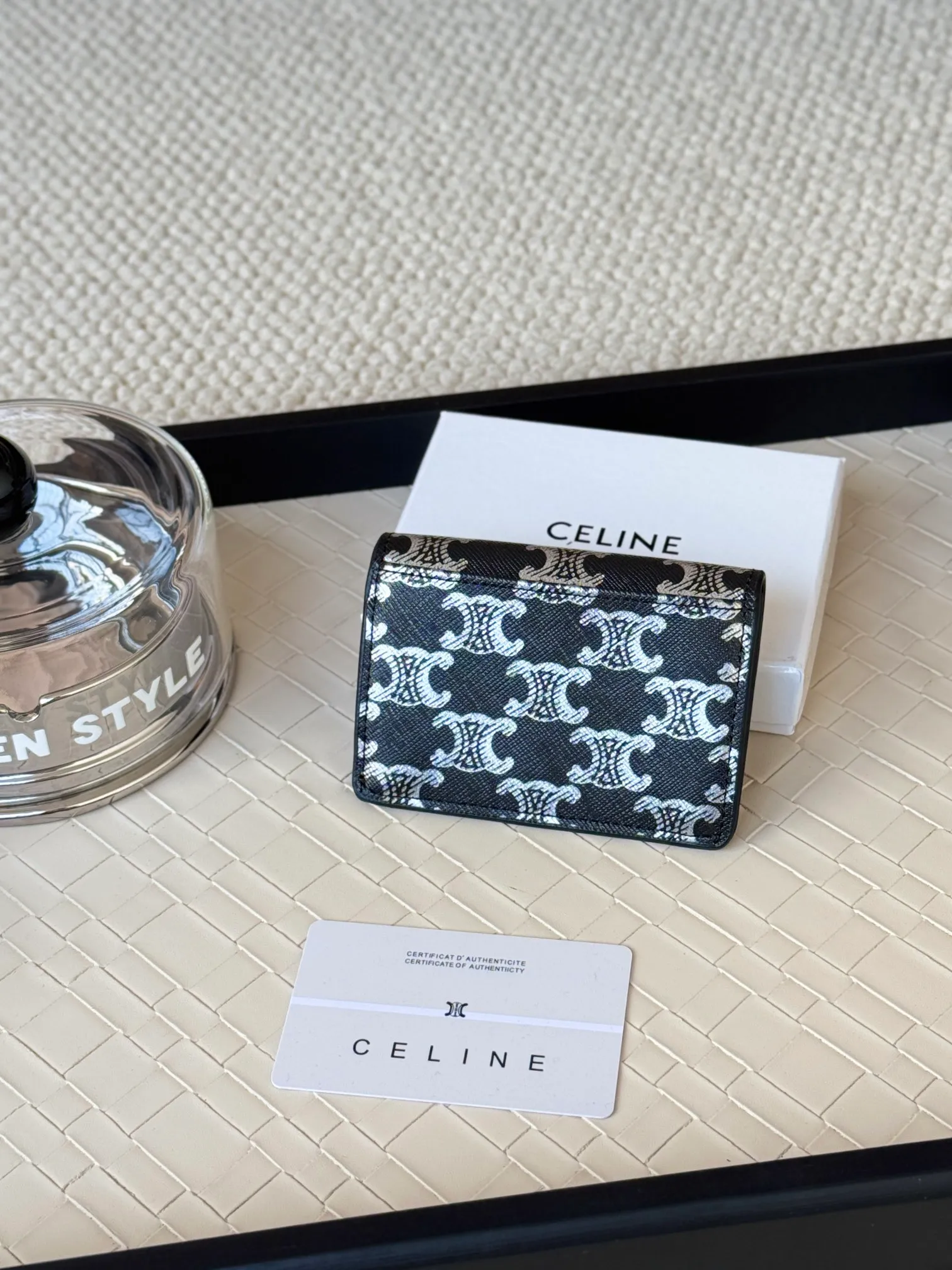 💰130 Celine's new card holder is online, ce's new classic card holder, with cow leather interior and triomphe snap closure, with 4 card slots inside and 1 outside card slot. It is easy to carry when going out, looks and wear-resistant, and is super light weight! Style number: 10L583 Size: 10.5x7x1cm