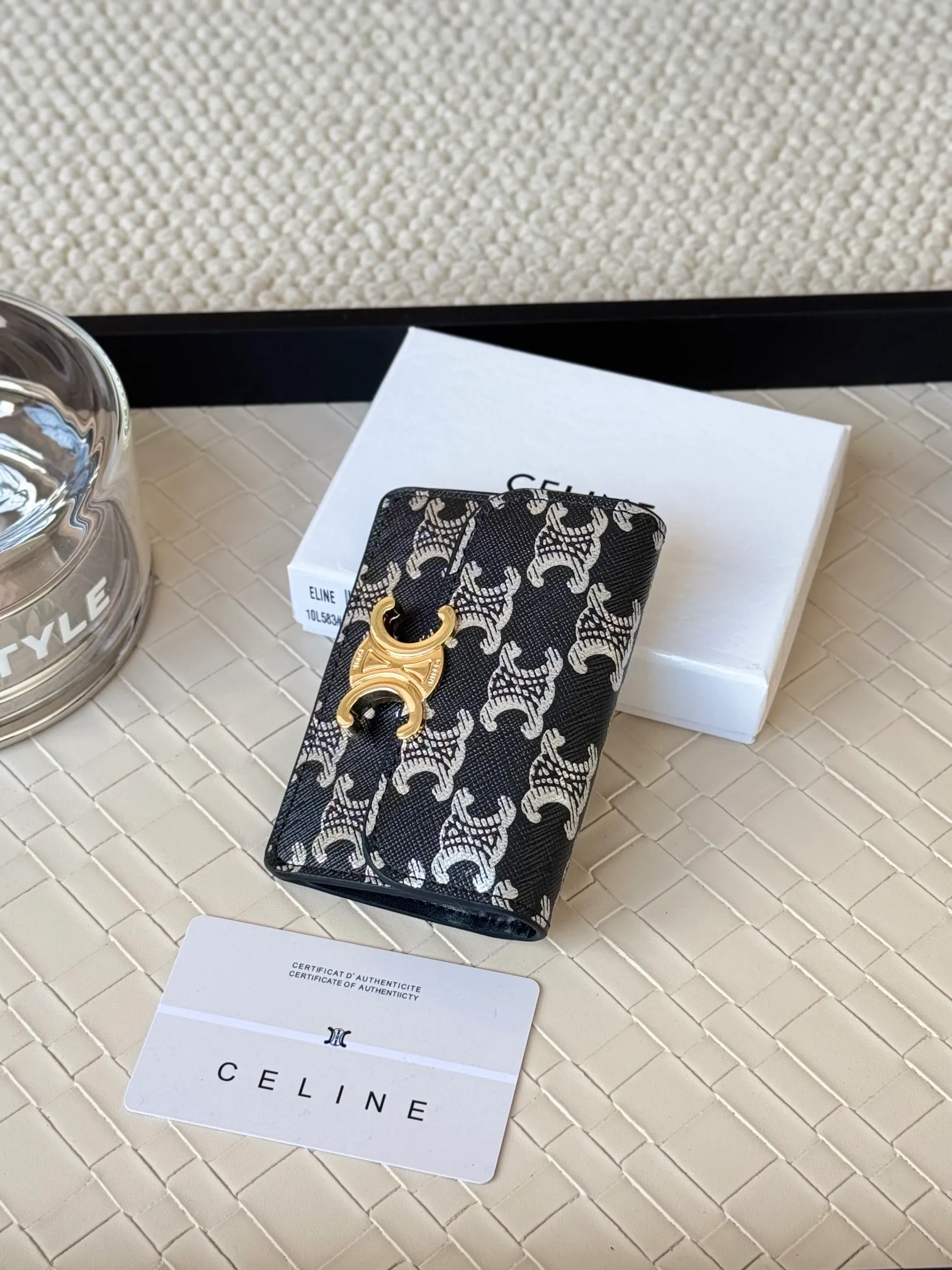 💰130 Celine's new card holder is online, ce's new classic card holder, with cow leather interior and triomphe snap closure, with 4 card slots inside and 1 outside card slot. It is easy to carry when going out, looks and wear-resistant, and is super light weight! Style number: 10L583 Size: 10.5x7x1cm