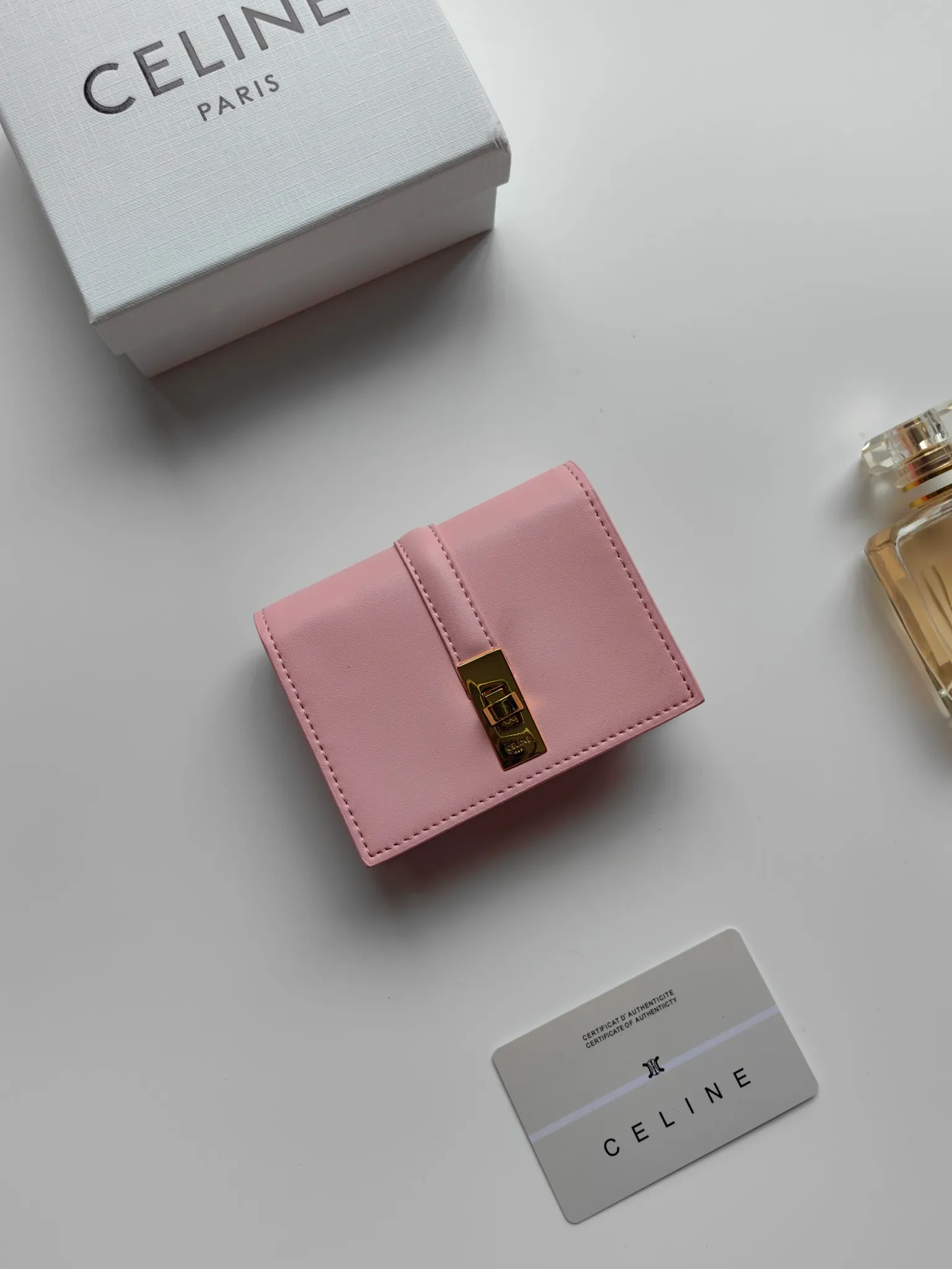 💰130, Celine's new card holder, TRIOMPHE flip card holder, classic pattern with plain microfiber inside, rotating lock closure, 1 thickened main compartment, 2 inner card slots. No.: 10M473 Size: 10.5x8.5x3 cm