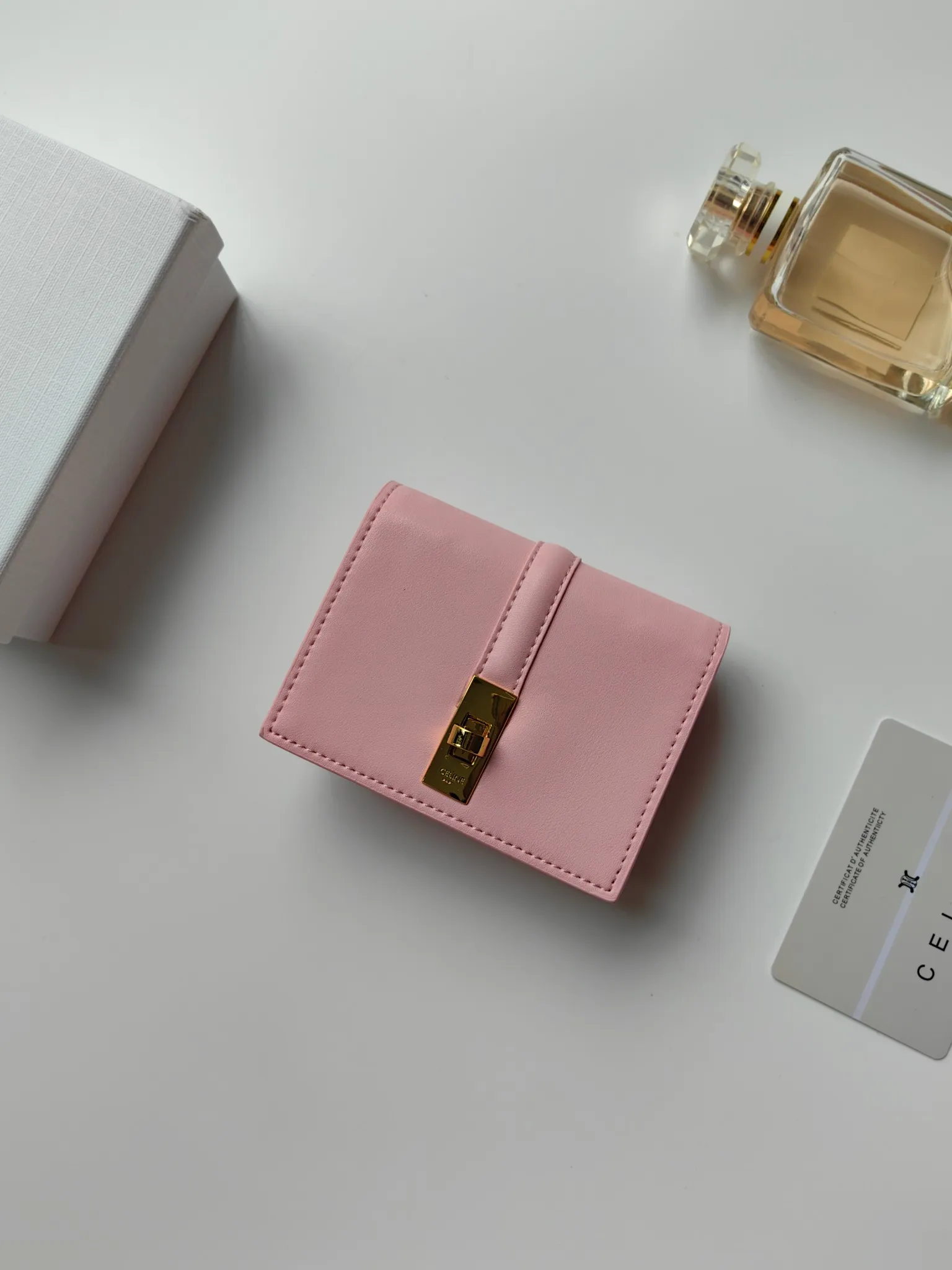 💰130, Celine's new card holder, TRIOMPHE flip card holder, classic pattern with plain microfiber inside, rotating lock closure, 1 thickened main compartment, 2 inner card slots. No.: 10M473 Size: 10.5x8.5x3 cm