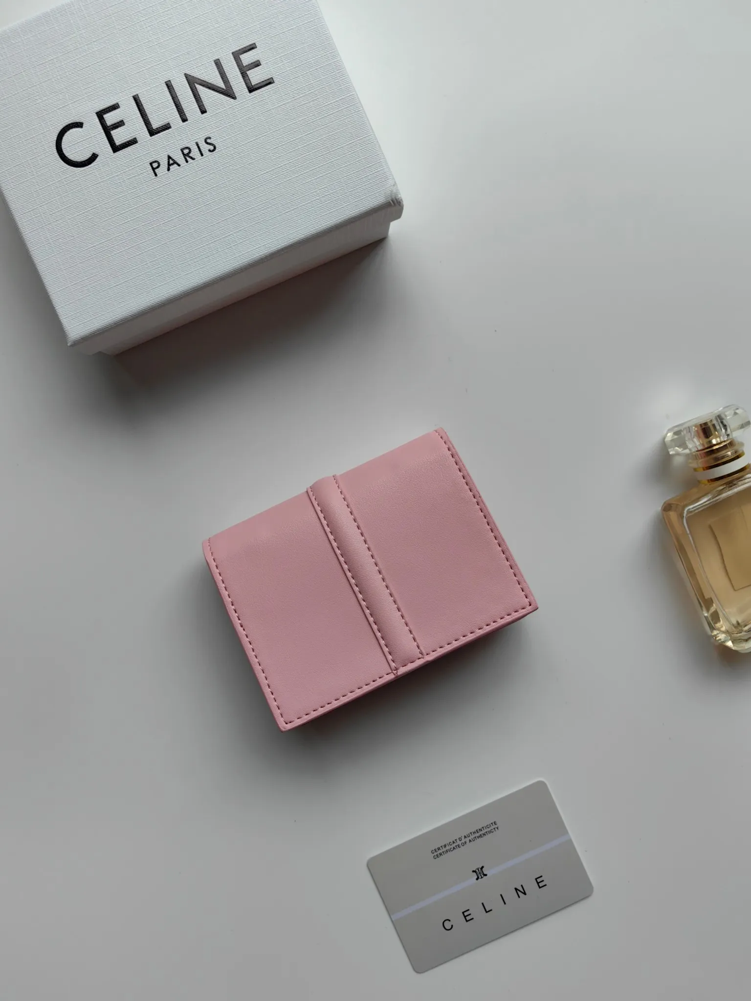 💰130, Celine's new card holder, TRIOMPHE flip card holder, classic pattern with plain microfiber inside, rotating lock closure, 1 thickened main compartment, 2 inner card slots. No.: 10M473 Size: 10.5x8.5x3 cm