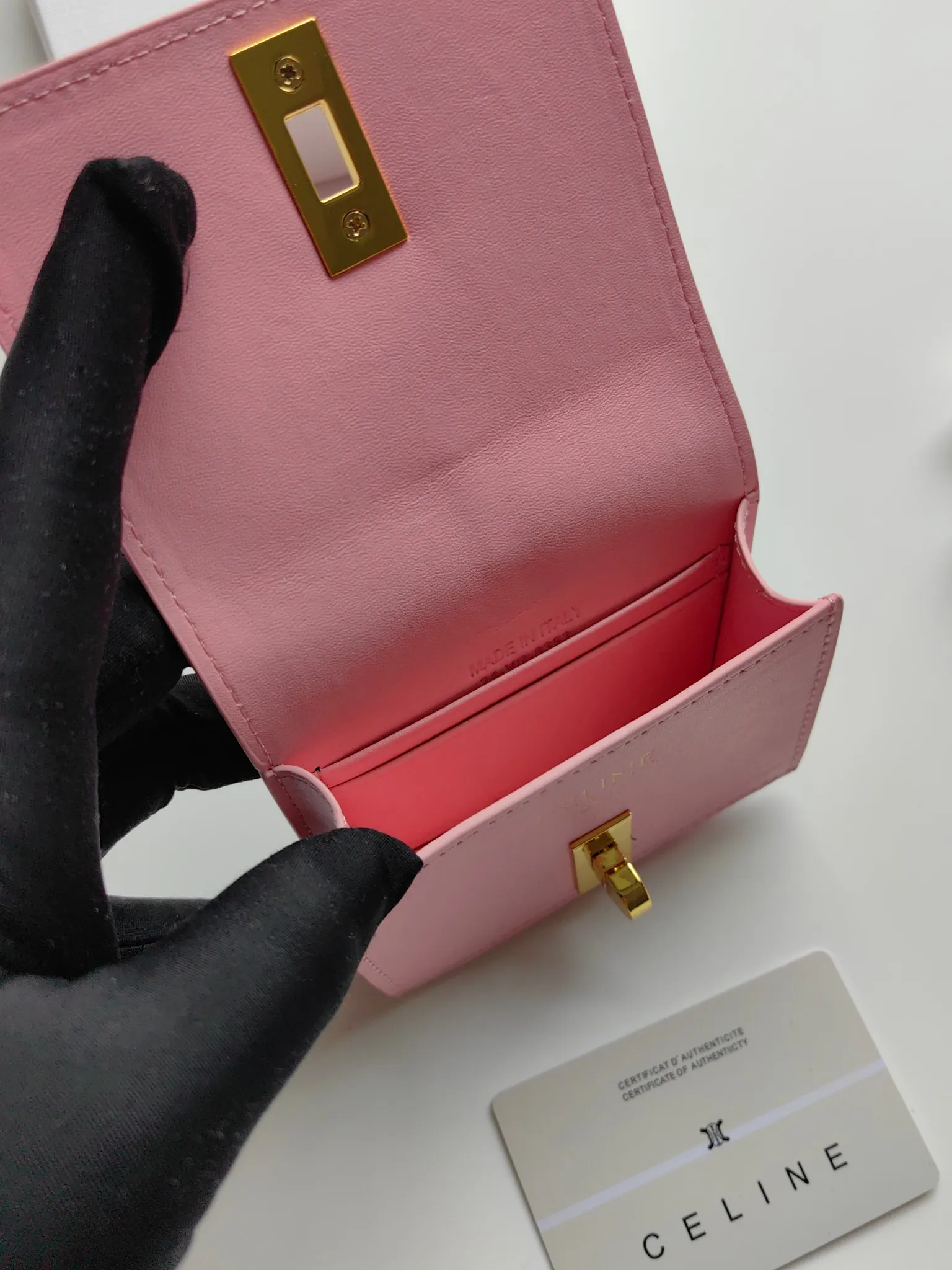 💰130, Celine's new card holder, TRIOMPHE flip card holder, classic pattern with plain microfiber inside, rotating lock closure, 1 thickened main compartment, 2 inner card slots. No.: 10M473 Size: 10.5x8.5x3 cm