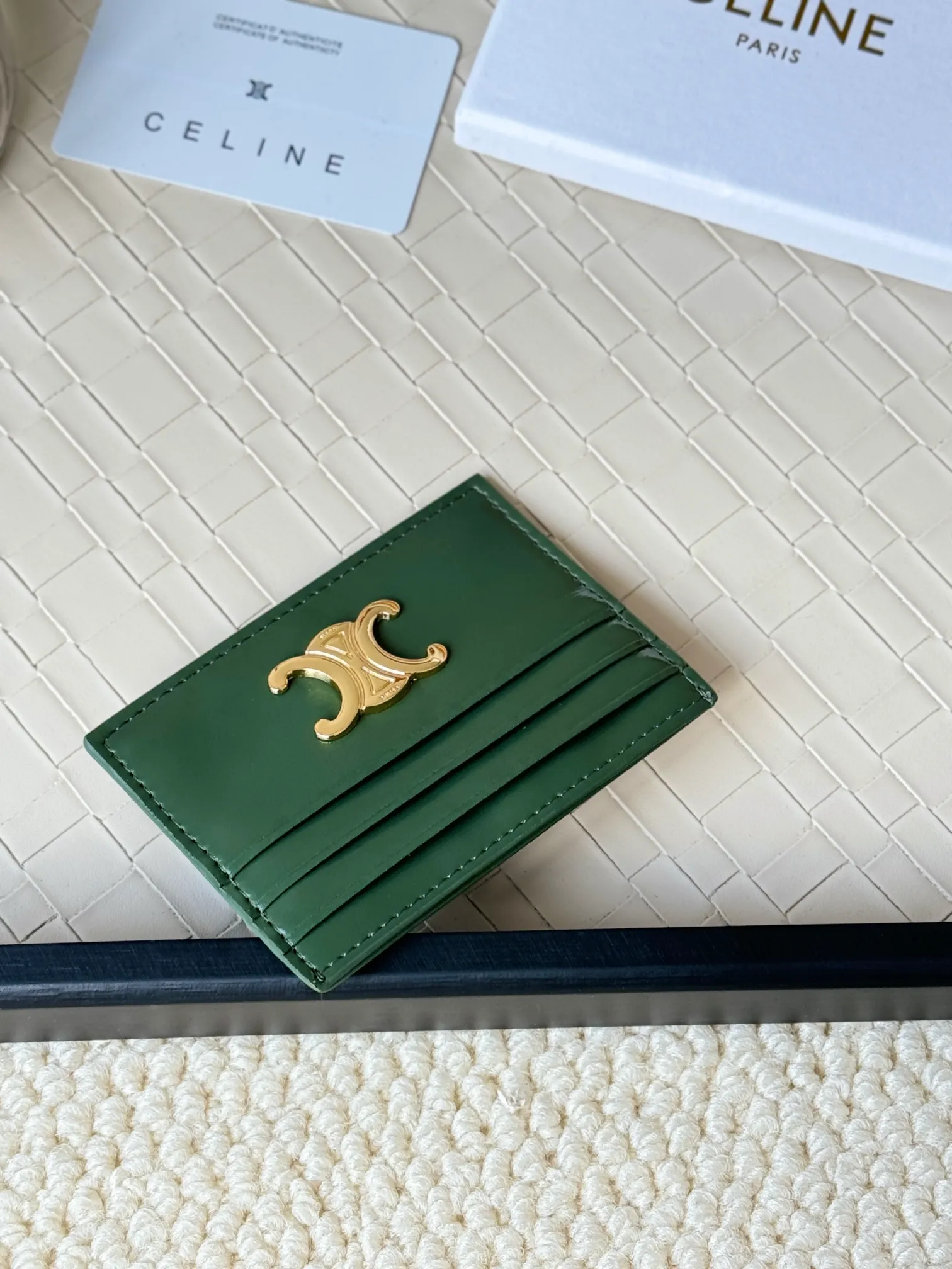 💰100 super mini card holder CELINE's new embossed logo card holder, made of first-layer cowhide, two card slots + one middle pocket Style number: 10L833 Size: 10.5×7cm