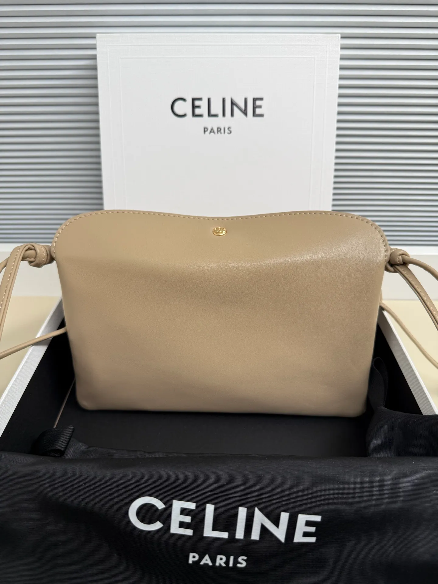 750. The new model retains the classic three-layer design while fully upgrading the details ~ 100% adaptability 💯 💡Three changes: . The front and back bags are changed to metal buckle design, which makes it more casual and sexy. The shoulder straps are knotted and the length can be adjusted as desired. The logo is moved to the bottom of the bag, which is refined and unobtrusive. Size: 22cm. 10p1724