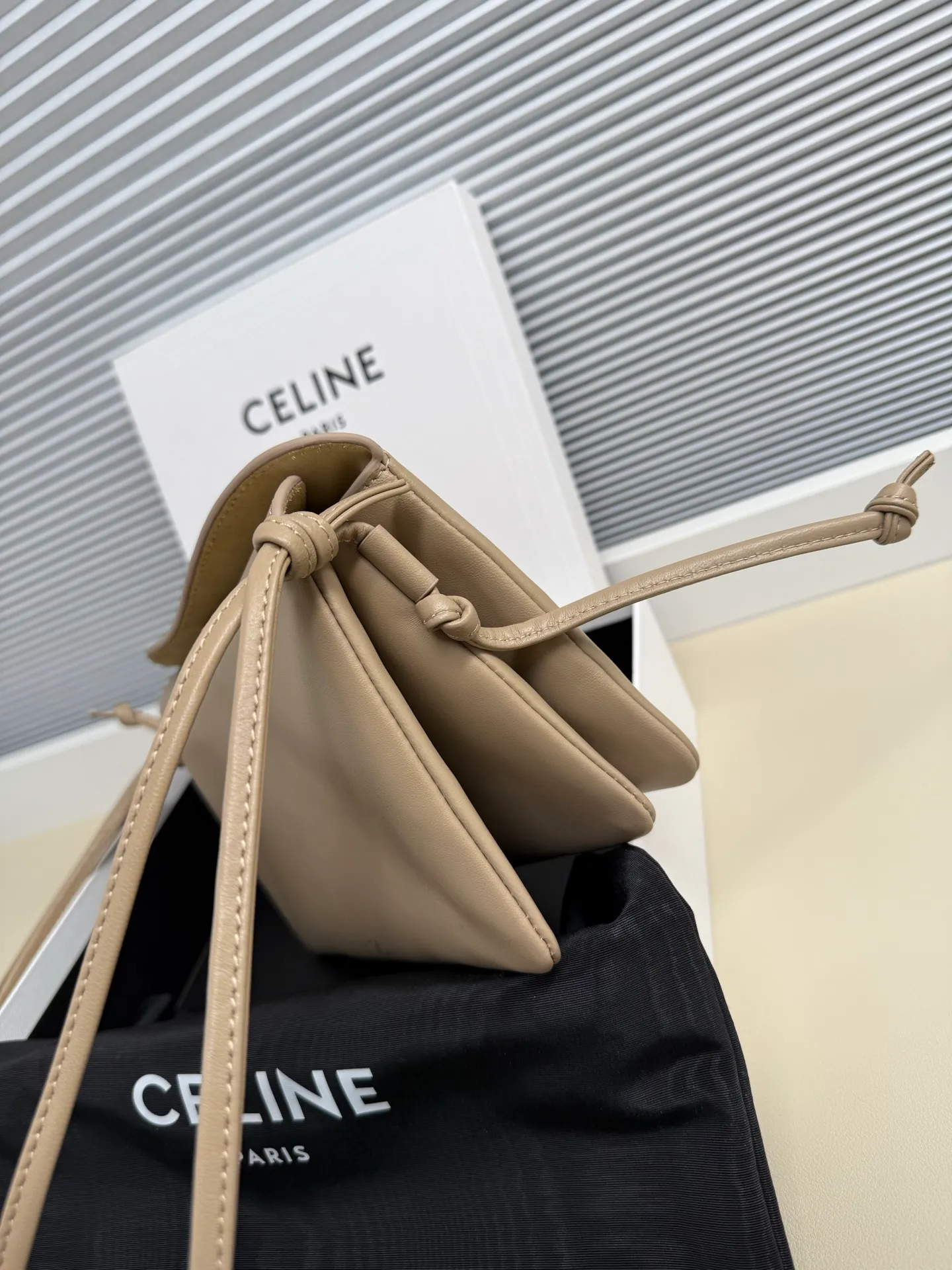 750. The new model retains the classic three-layer design while fully upgrading the details ~ 100% adaptability 💯 💡Three changes: . The front and back bags are changed to metal buckle design, which makes it more casual and sexy. The shoulder straps are knotted and the length can be adjusted as desired. The logo is moved to the bottom of the bag, which is refined and unobtrusive. Size: 22cm. 10p1724