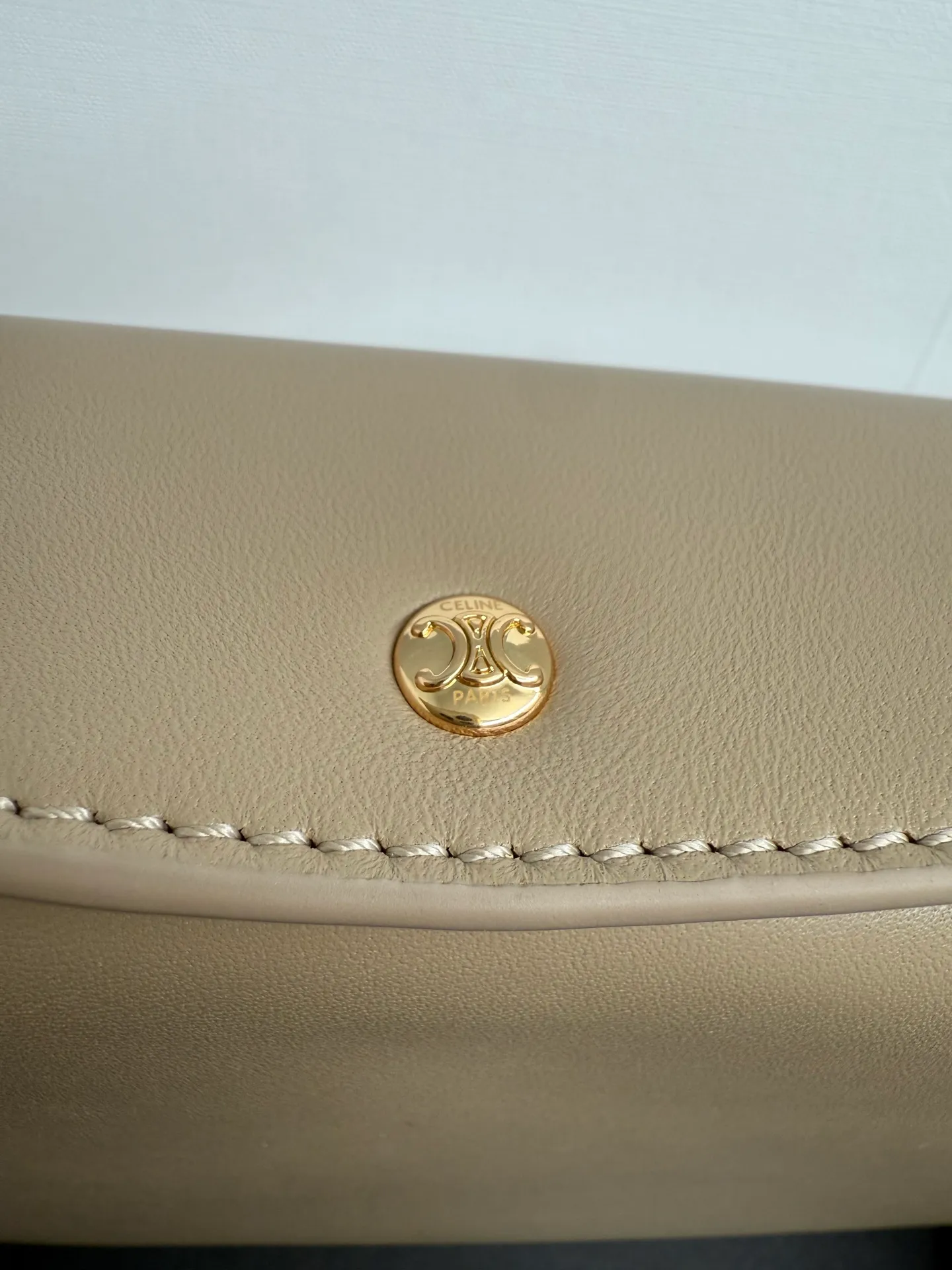 750. The new model retains the classic three-layer design while fully upgrading the details ~ 100% adaptability 💯 💡Three changes: . The front and back bags are changed to metal buckle design, which makes it more casual and sexy. The shoulder straps are knotted and the length can be adjusted as desired. The logo is moved to the bottom of the bag, which is refined and unobtrusive. Size: 22cm. 10p1724