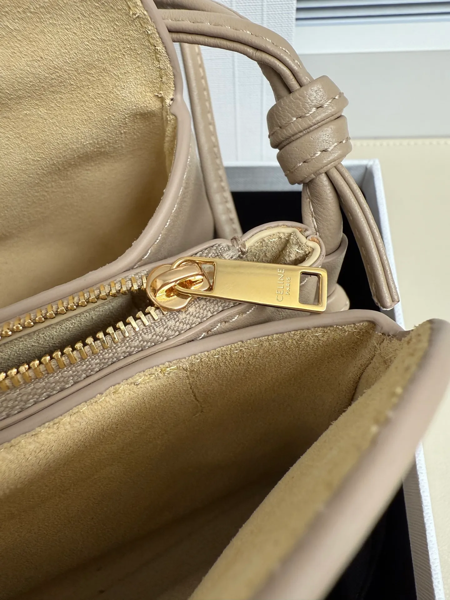 750. The new model retains the classic three-layer design while fully upgrading the details ~ 100% adaptability 💯 💡Three changes: . The front and back bags are changed to metal buckle design, which makes it more casual and sexy. The shoulder straps are knotted and the length can be adjusted as desired. The logo is moved to the bottom of the bag, which is refined and unobtrusive. Size: 22cm. 10p1724