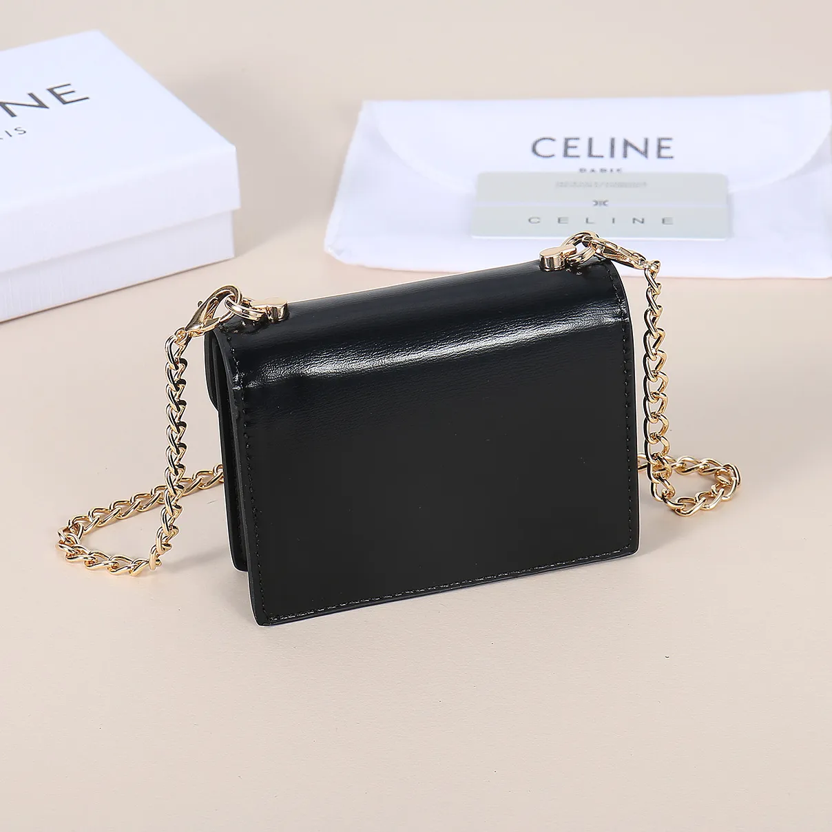 💰170, Celine's new chain TRIOMPHE business card bag, which can be worn cross-body, has a large cowhide surface with plain microfiber, gold-finished TRIOMPHE metal snap closure, 1 thickened main compartment, and 3 inner card slots. No.: 10N062 Size: 10.5x8.5x3 cm