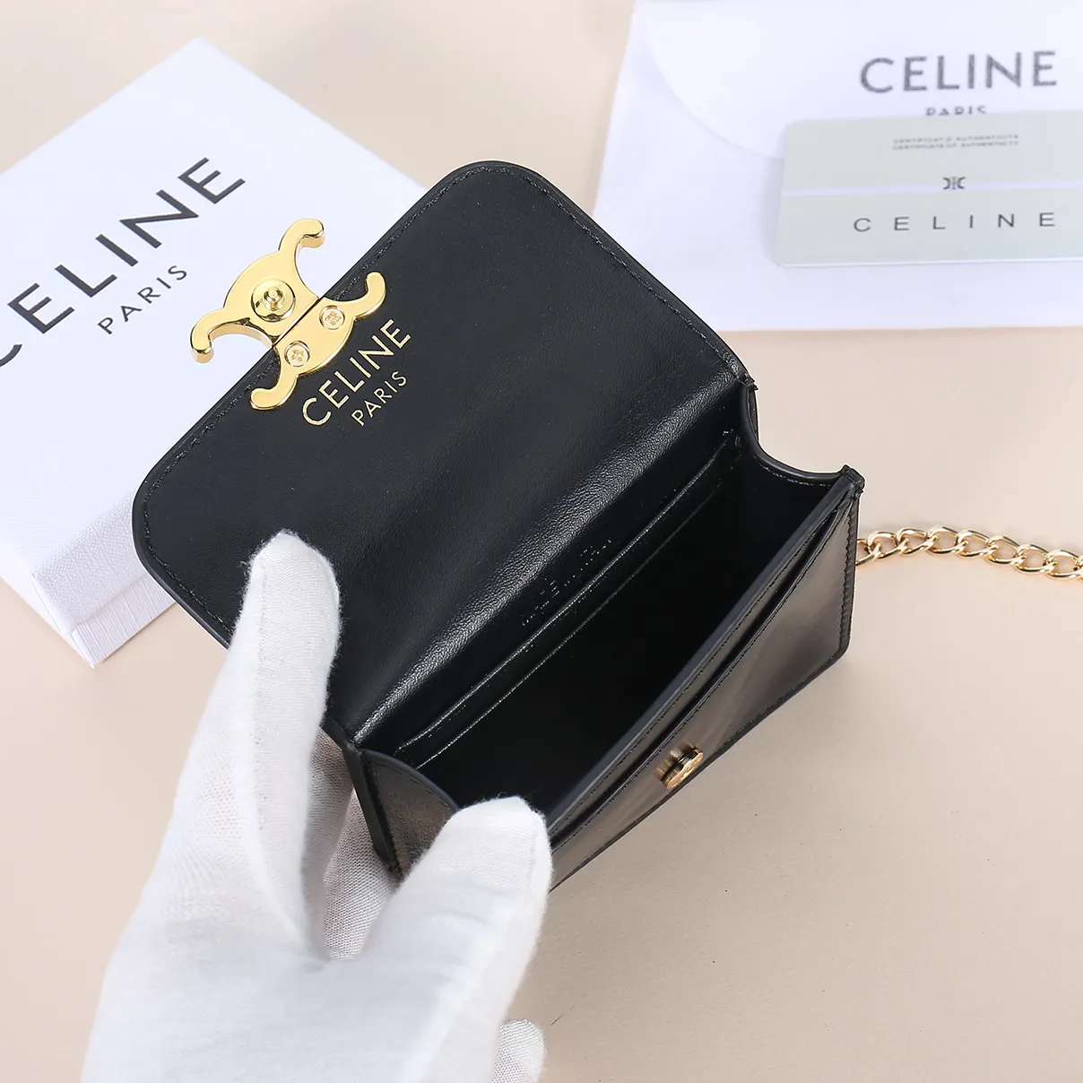 💰170, Celine's new chain TRIOMPHE business card bag, which can be worn cross-body, has a large cowhide surface with plain microfiber, gold-finished TRIOMPHE metal snap closure, 1 thickened main compartment, and 3 inner card slots. No.: 10N062 Size: 10.5x8.5x3 cm