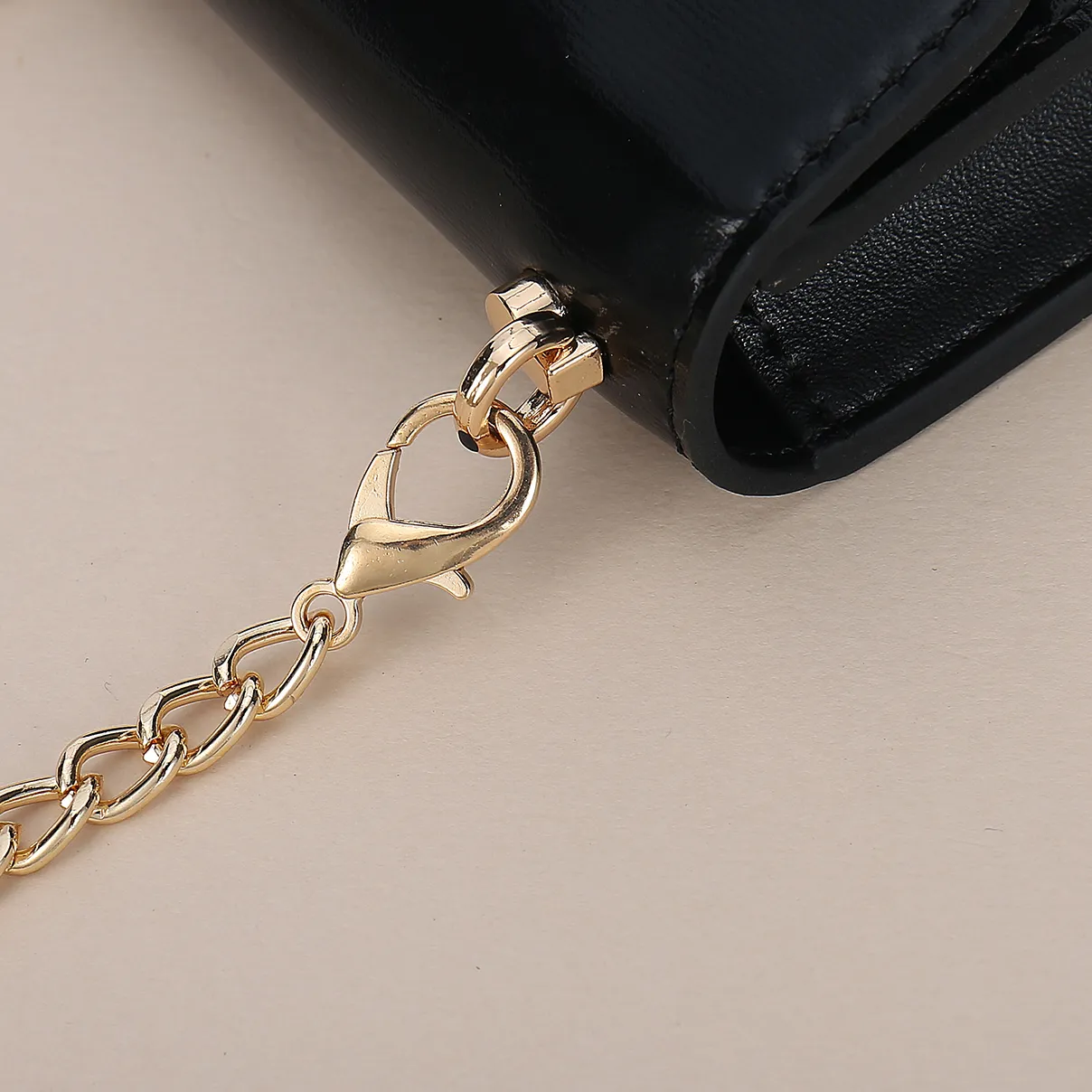 💰170, Celine's new chain TRIOMPHE business card bag, which can be worn cross-body, has a large cowhide surface with plain microfiber, gold-finished TRIOMPHE metal snap closure, 1 thickened main compartment, and 3 inner card slots. No.: 10N062 Size: 10.5x8.5x3 cm