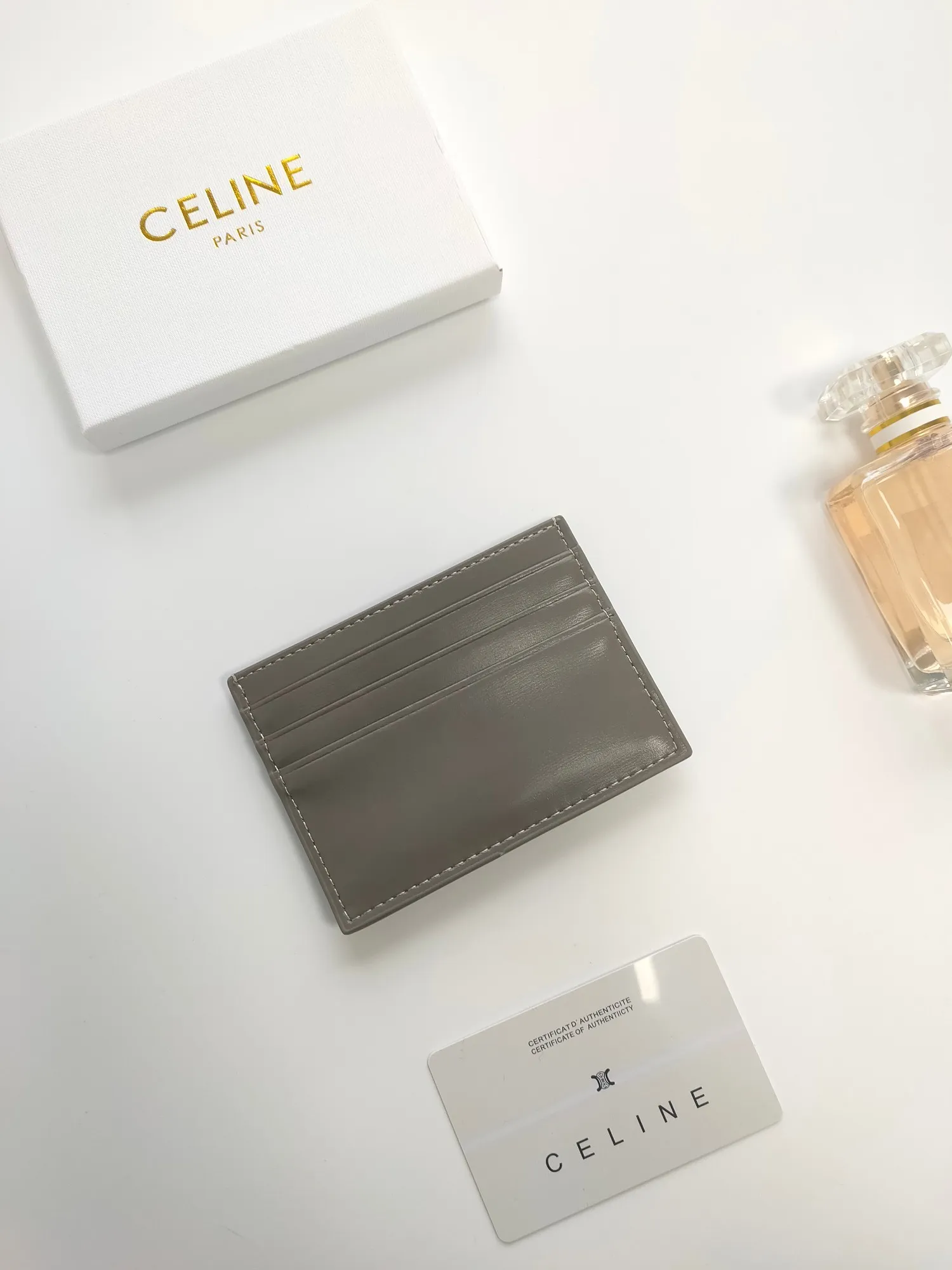 💰90💰CELINE's new embossed logo card holder, made of first-layer cowhide, two card slots + one middle pocket Style number: 10L833 Size: 10.5×7cm