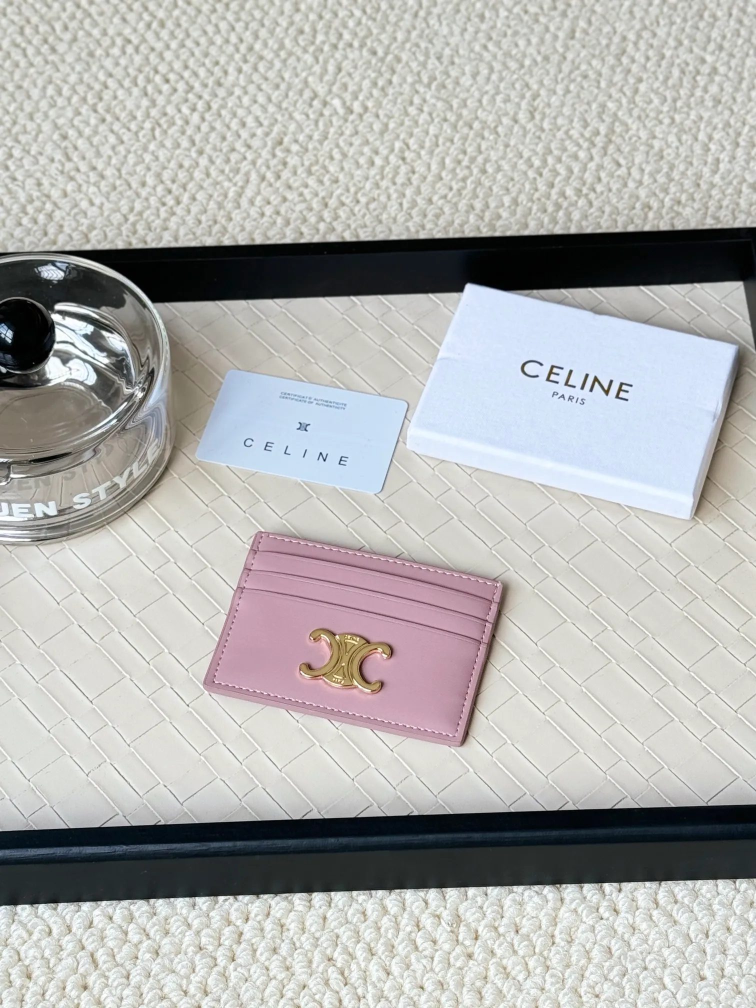 💰100 super mini card holder CELINE's new embossed logo card holder, made of first-layer cowhide, two card slots + one middle pocket Style number: 10L833 Size: 10.5×7cm