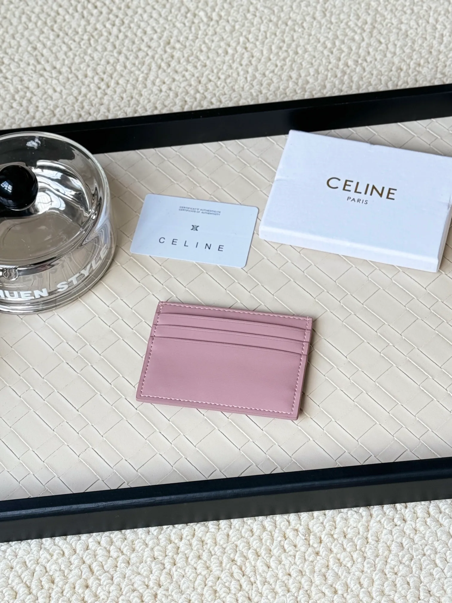 💰100 super mini card holder CELINE's new embossed logo card holder, made of first-layer cowhide, two card slots + one middle pocket Style number: 10L833 Size: 10.5×7cm