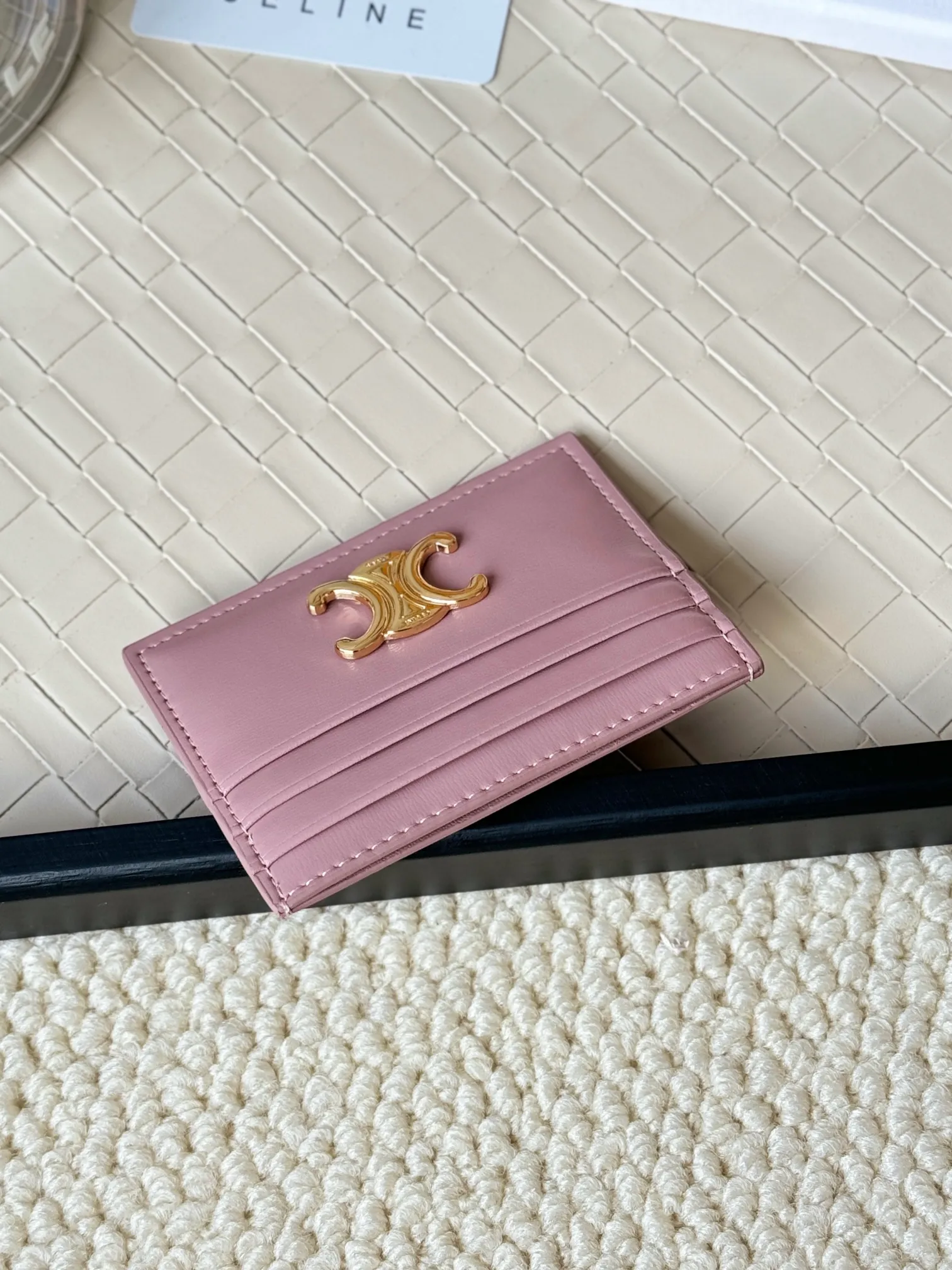 💰100 super mini card holder CELINE's new embossed logo card holder, made of first-layer cowhide, two card slots + one middle pocket Style number: 10L833 Size: 10.5×7cm