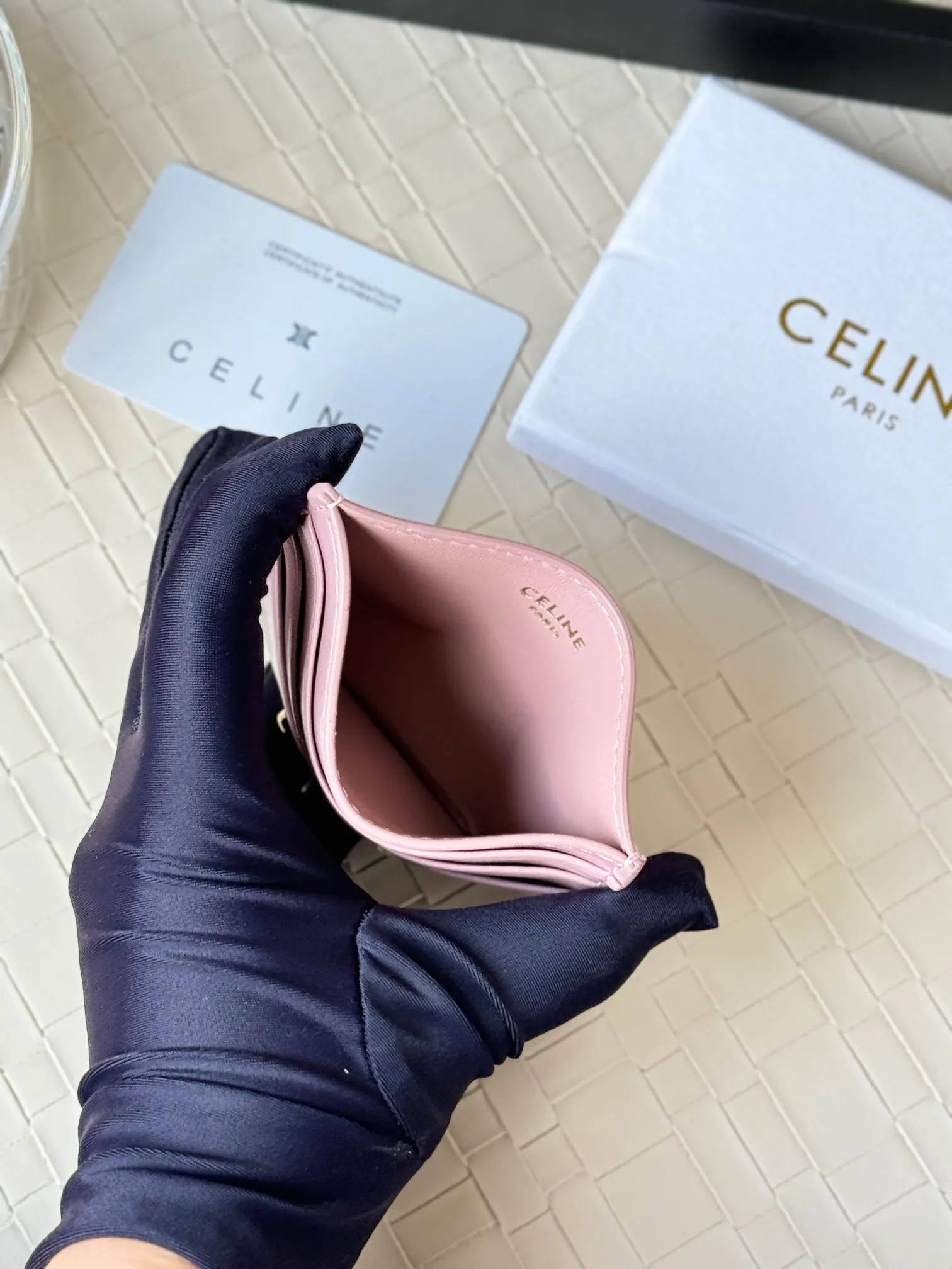 💰100 super mini card holder CELINE's new embossed logo card holder, made of first-layer cowhide, two card slots + one middle pocket Style number: 10L833 Size: 10.5×7cm