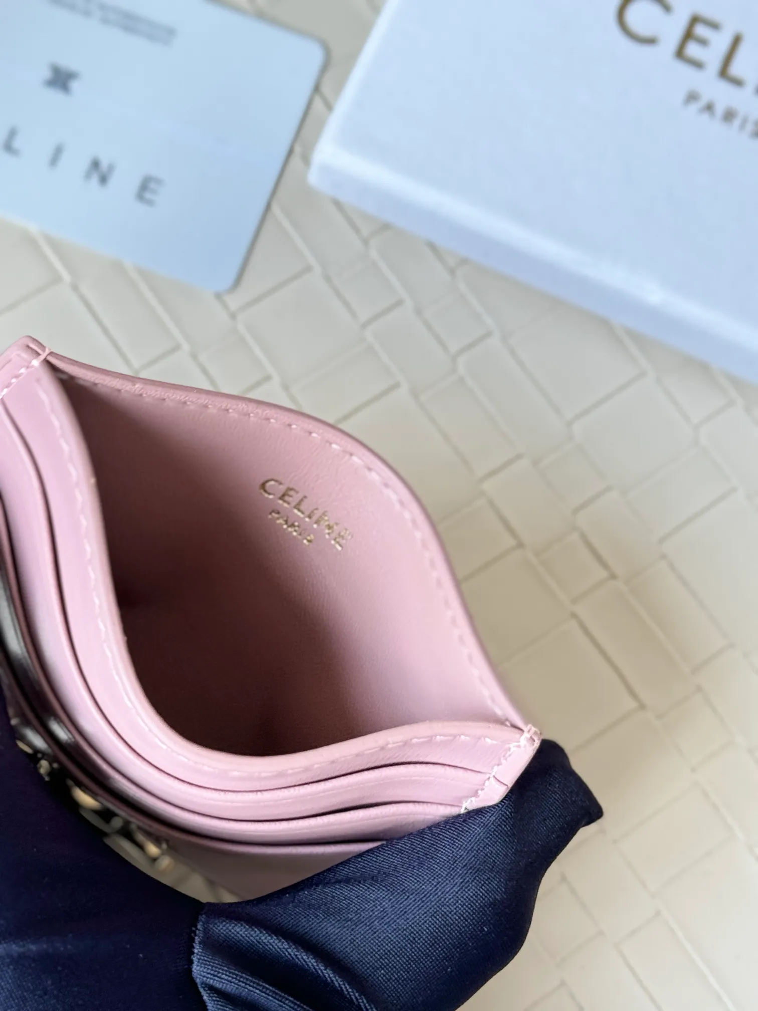 💰100 super mini card holder CELINE's new embossed logo card holder, made of first-layer cowhide, two card slots + one middle pocket Style number: 10L833 Size: 10.5×7cm