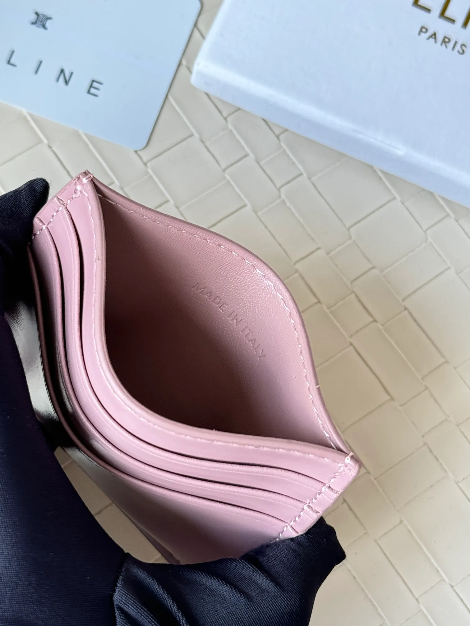 💰100 super mini card holder CELINE's new embossed logo card holder, made of first-layer cowhide, two card slots + one middle pocket Style number: 10L833 Size: 10.5×7cm