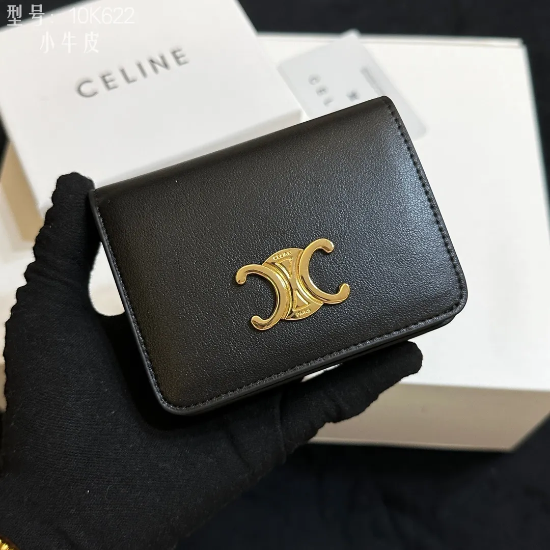 💰150 💎Top quality 💕 𝗖𝗘𝗟𝗜𝗡𝗘 | 𝗧𝗥𝗜𝗢𝗠𝗣𝗛𝗘 Arc de Triomphe short wallet 💕 Full calf leather inside and outside New product launched🅰️🅰️ Pure steel Arc de Triomphe snap-open short wallet Celine's new short Arc de Triomphe hardware buckle wallet. This design is super beautiful, simple and elegant, mini exquisite size, easy to take. It is not only a wallet, but also a piece of art that can be carried with you. The bold and classic Arc de Triomphe gold buckle not only leads the retro trend, but also reveals a sense of impeccable sophistication. This unique design greatly enhances the high taste of the bag holder! Inside: 1 zipper coin bag 1 banknote bag 1 flat pocket 5 card slots Style number: 10K622 Size: 11x3x9 ​​(with original box)