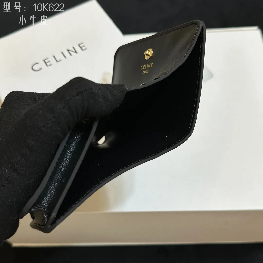 💰150 💎Top quality 💕 𝗖𝗘𝗟𝗜𝗡𝗘 | 𝗧𝗥𝗜𝗢𝗠𝗣𝗛𝗘 Arc de Triomphe short wallet 💕 Full calf leather inside and outside New product launched🅰️🅰️ Pure steel Arc de Triomphe snap-open short wallet Celine's new short Arc de Triomphe hardware buckle wallet. This design is super beautiful, simple and elegant, mini exquisite size, easy to take. It is not only a wallet, but also a piece of art that can be carried with you. The bold and classic Arc de Triomphe gold buckle not only leads the retro trend, but also reveals a sense of impeccable sophistication. This unique design greatly enhances the high taste of the bag holder! Inside: 1 zipper coin bag 1 banknote bag 1 flat pocket 5 card slots Style number: 10K622 Size: 11x3x9 ​​(with original box)